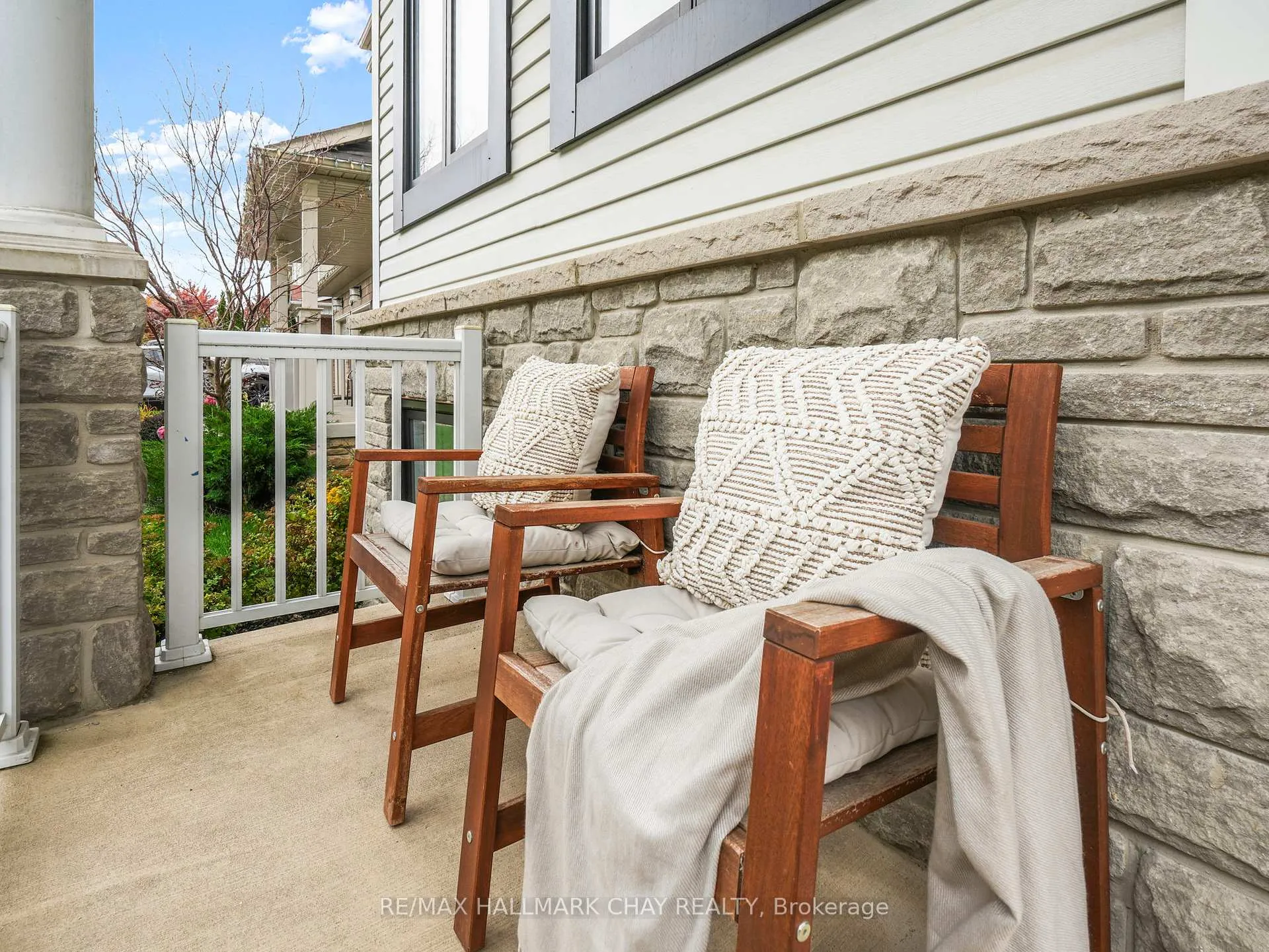 Photo 5 of 102 Diana Way, Barrie, Innis-Shore — HOMEH