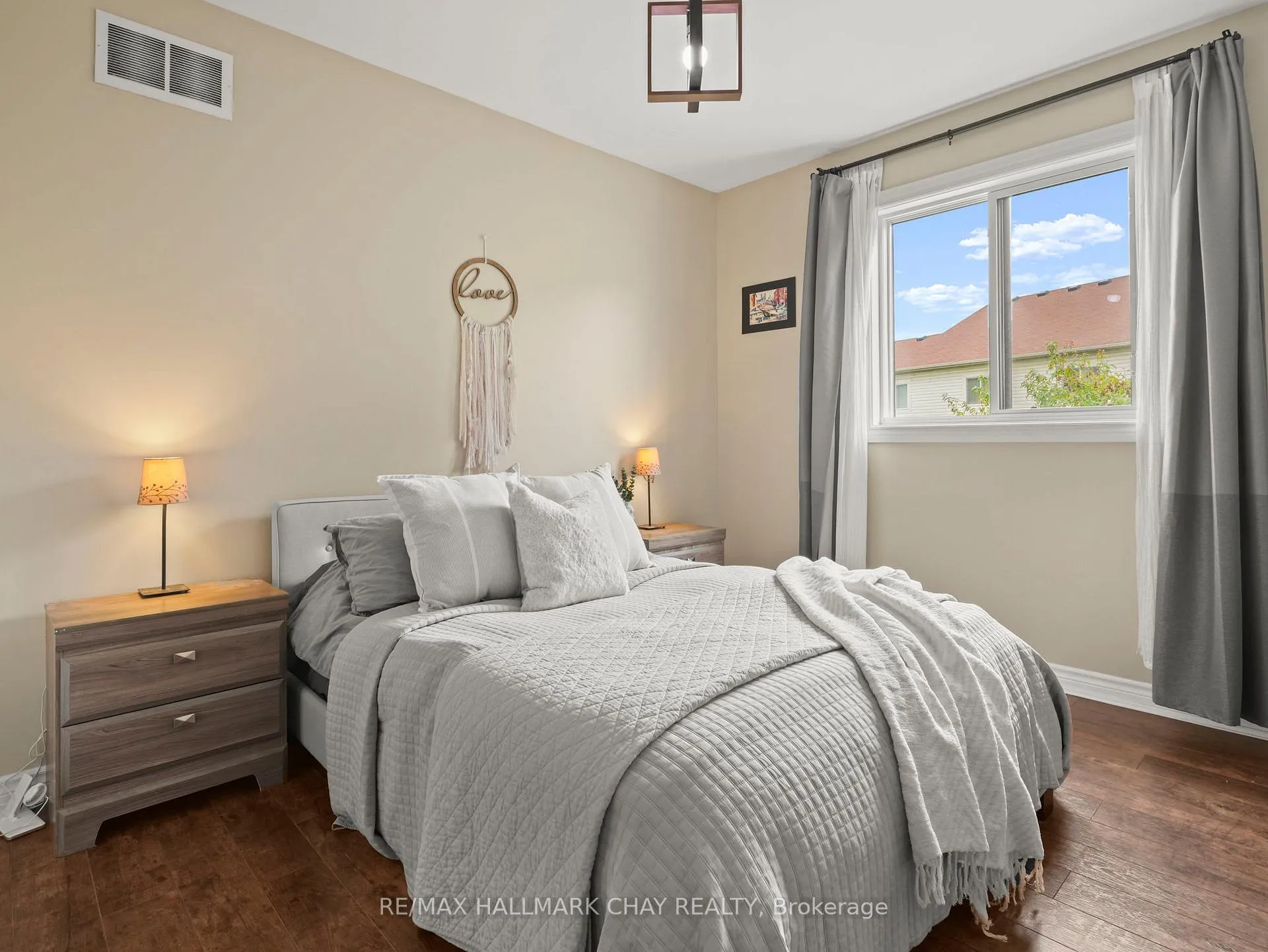 Photo 32 of 102 Diana Way, Barrie, Innis-Shore — HOMEH
