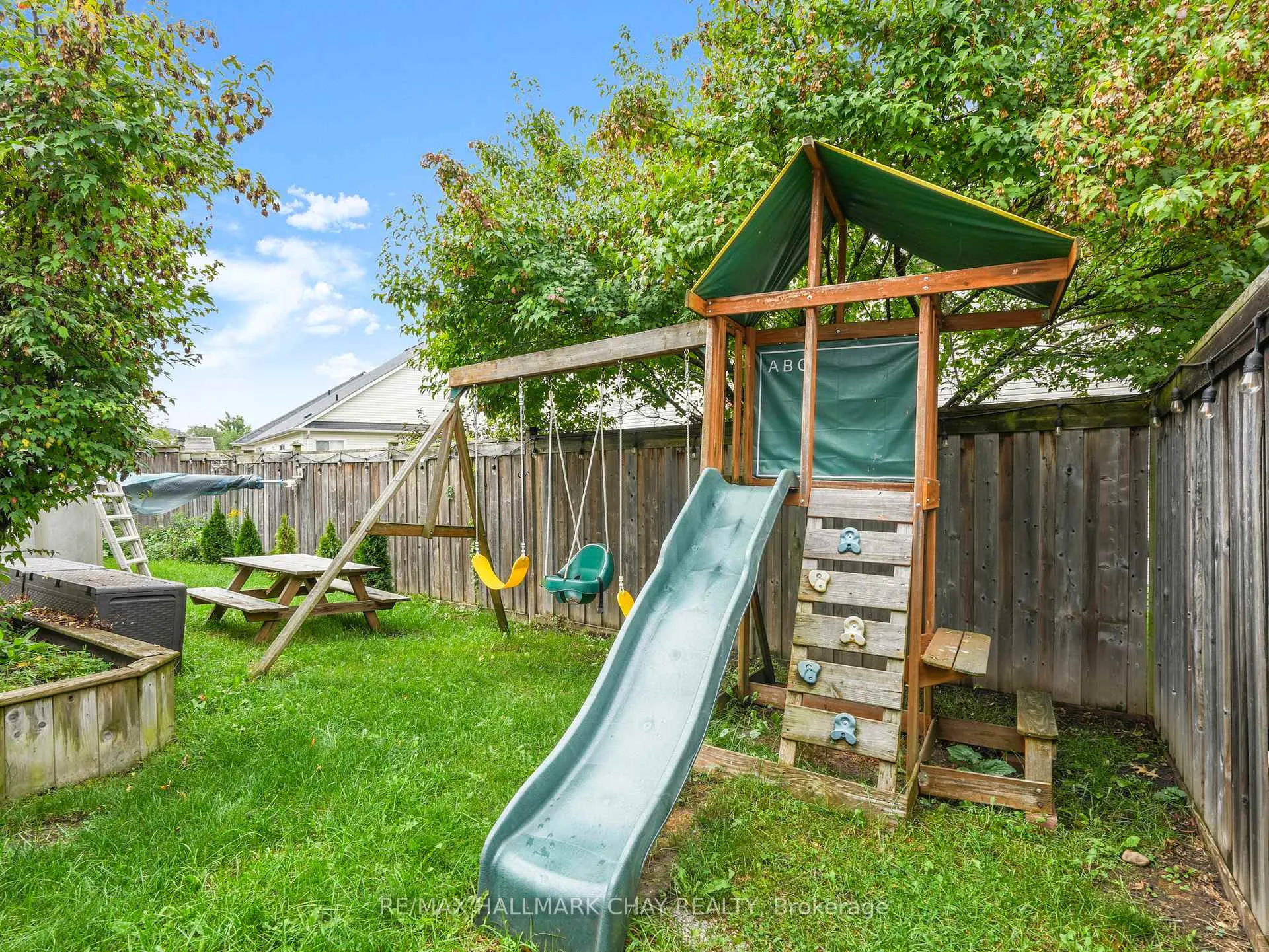 Photo 43 of 102 Diana Way, Barrie, Innis-Shore — HOMEH