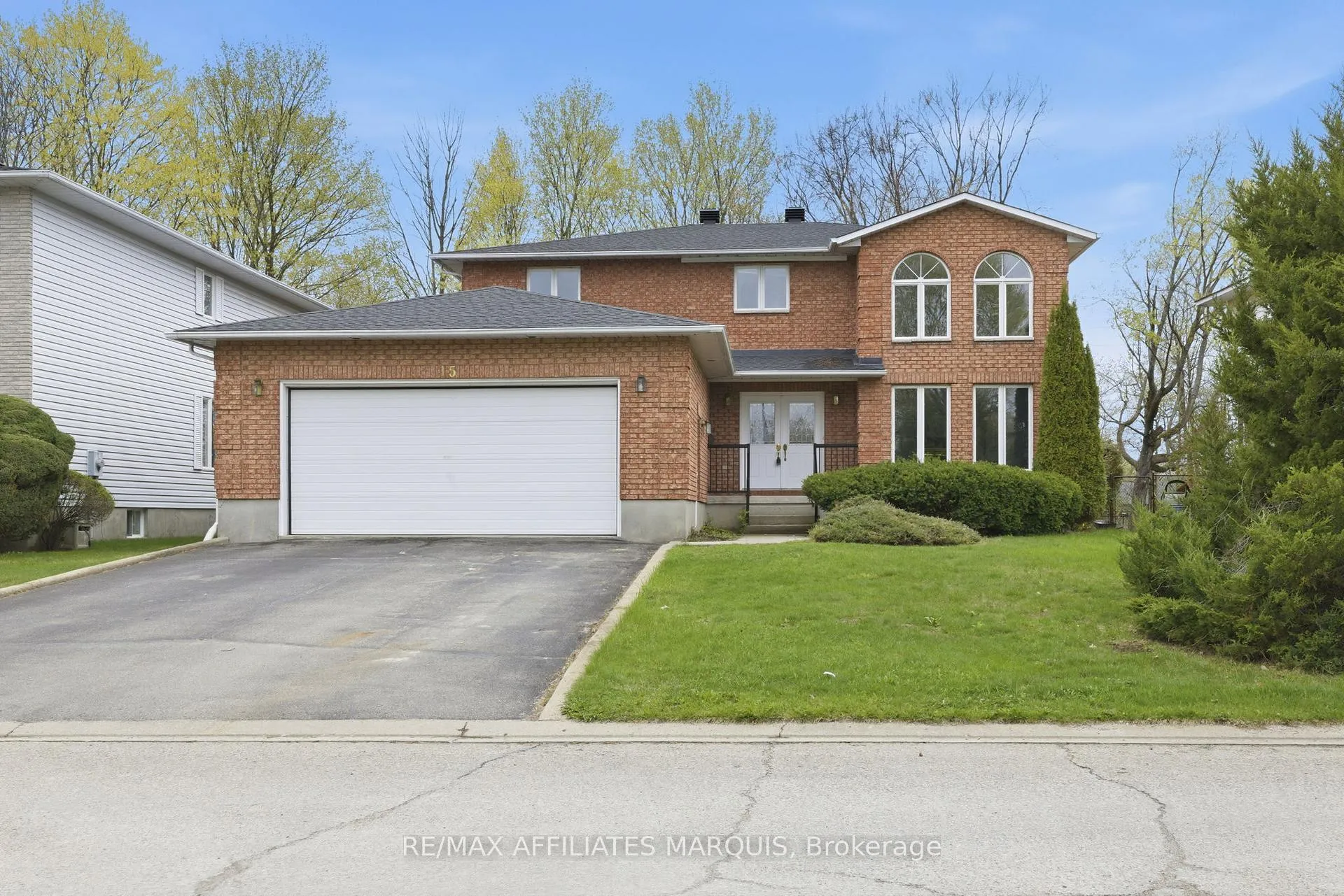 Photo 1 of 15 Davis Drive, Smiths Falls — HOMEH