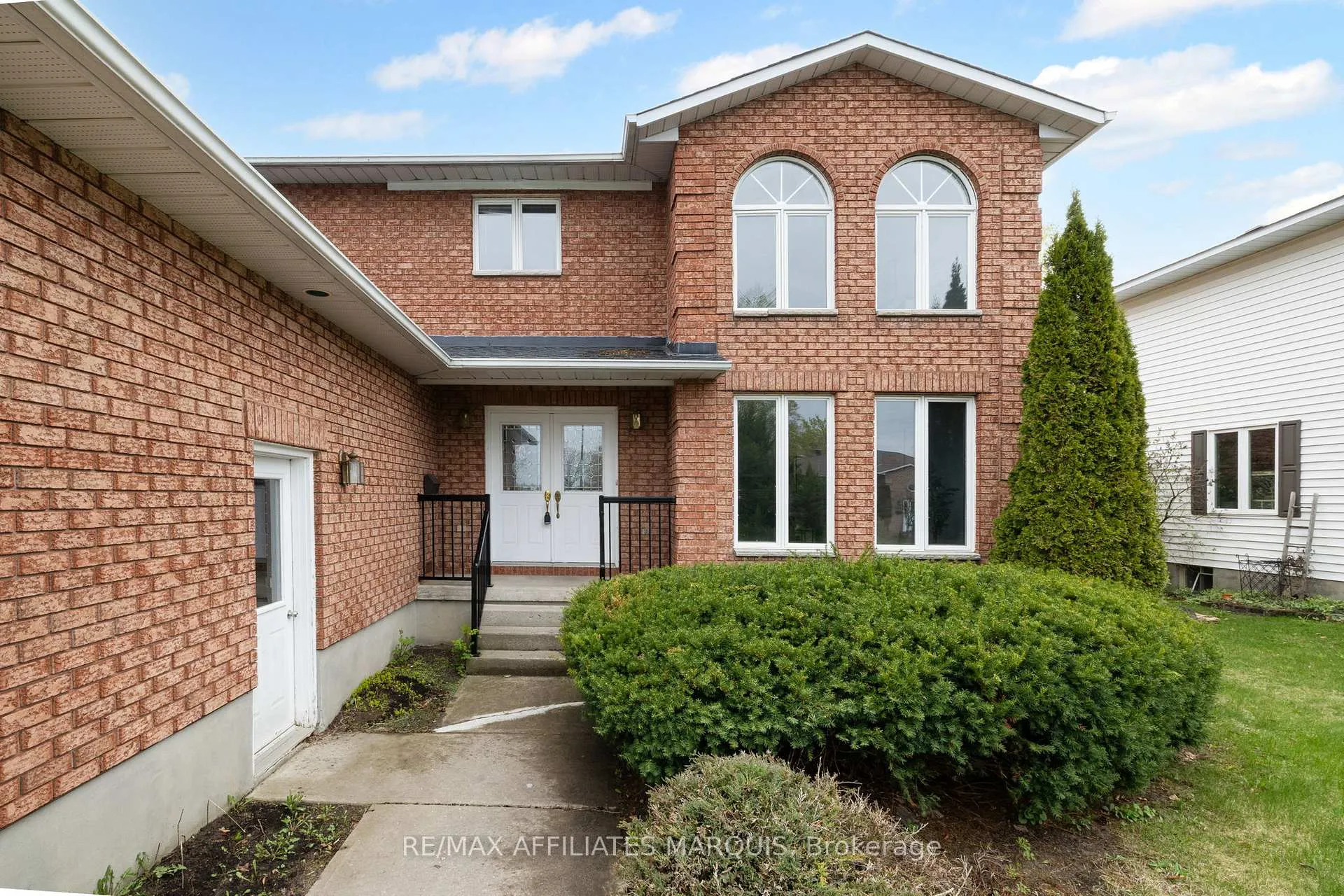 Photo 2 of 15 Davis Drive, Smiths Falls — HOMEH