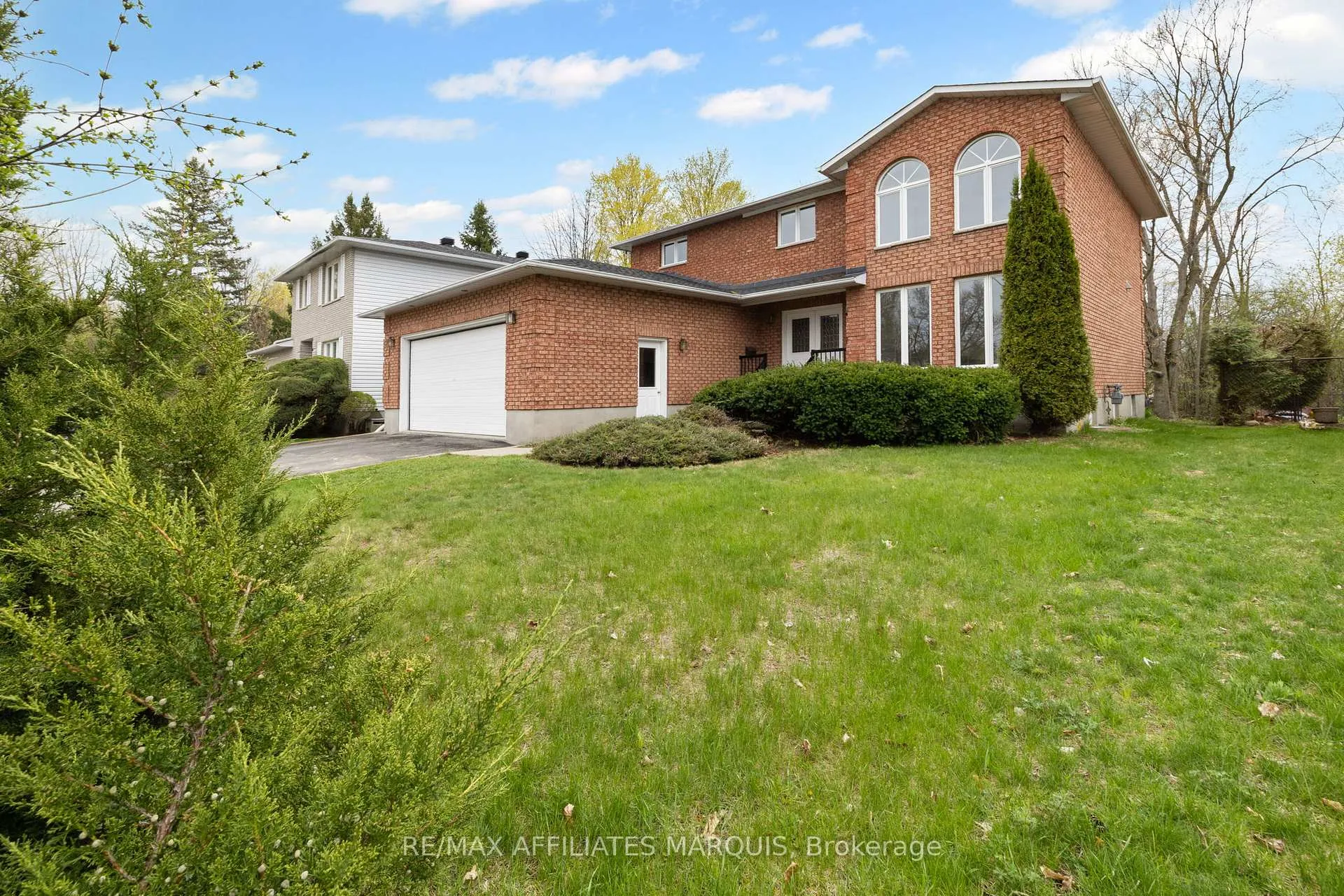 Photo 3 of 15 Davis Drive, Smiths Falls — HOMEH
