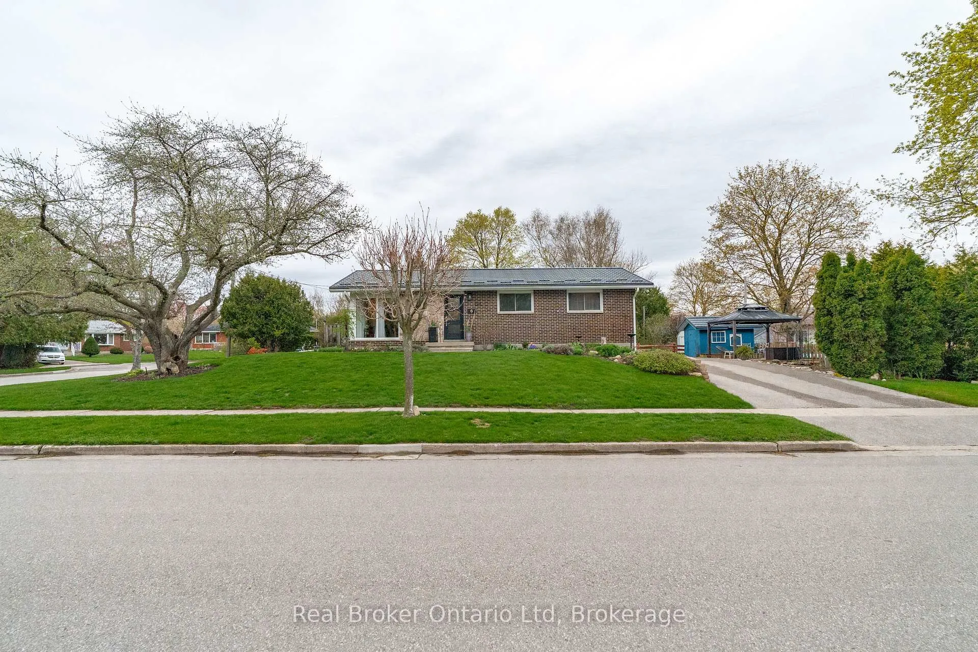 Photo 1 of 6 Eleanor Court, Guelph, Grange Road — HOMEH