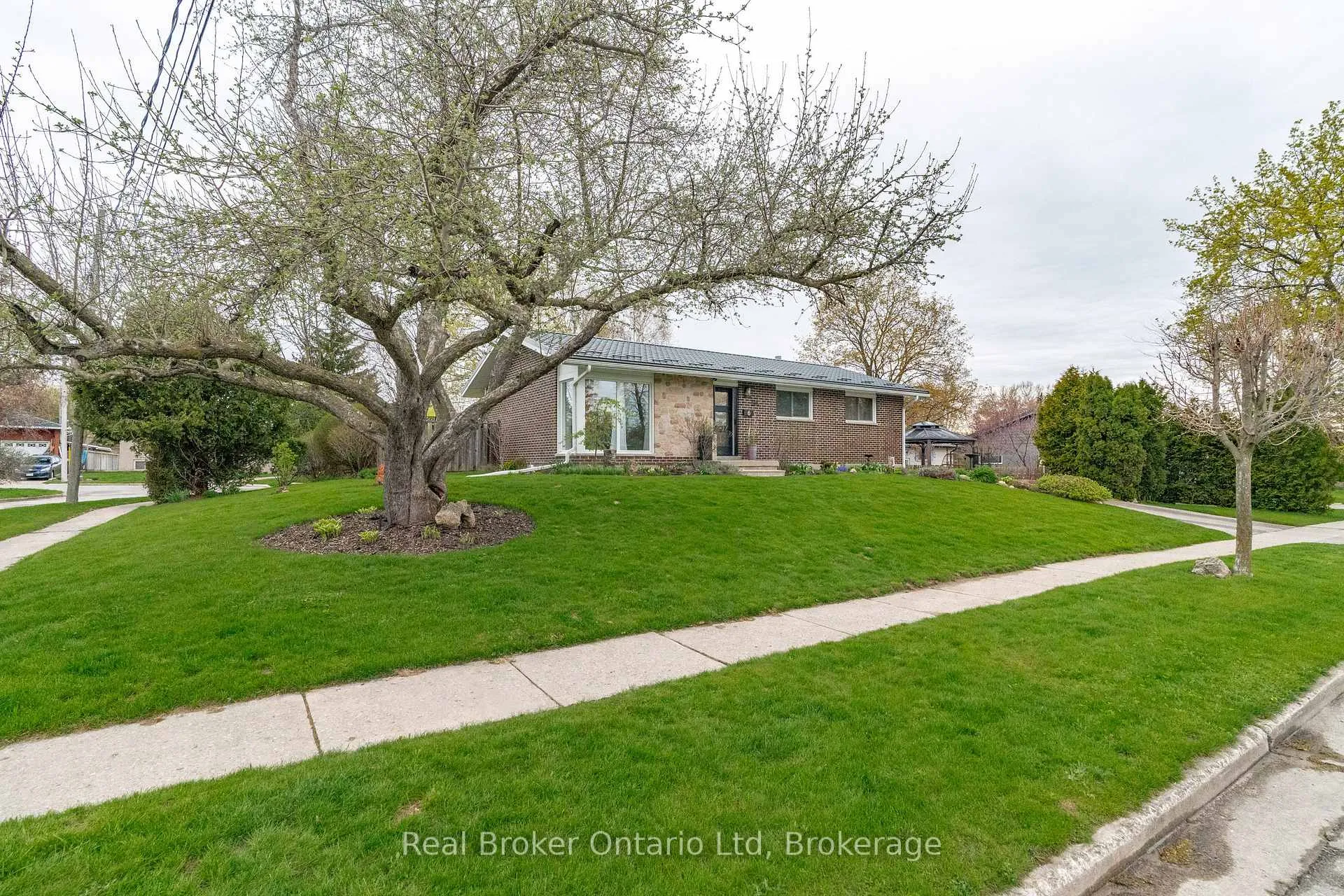Photo 2 of 6 Eleanor Court, Guelph, Grange Road — HOMEH