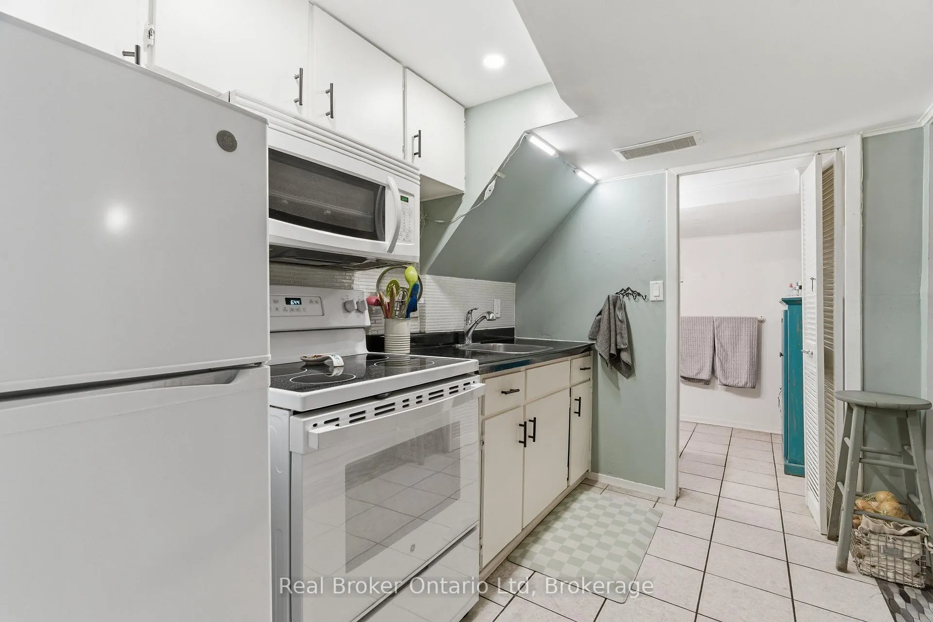 Photo 23 of 6 Eleanor Court, Guelph, Grange Road — HOMEH