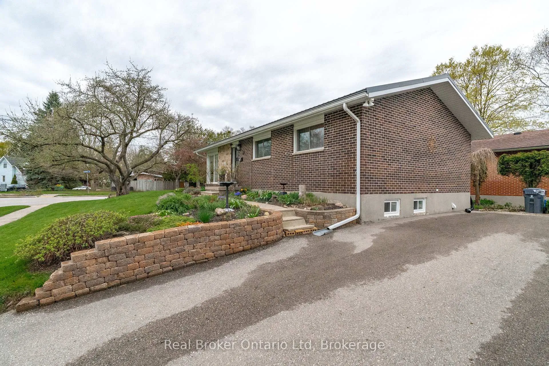 Photo 37 of 6 Eleanor Court, Guelph, Grange Road — HOMEH