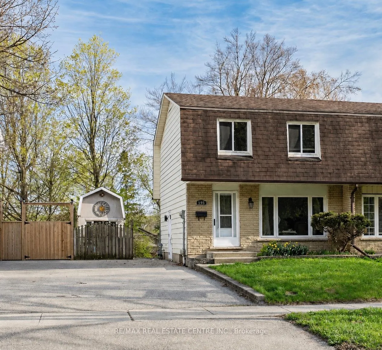 Photo 1 of 195 Old Carriage Drive, Kitchener — HOMEH