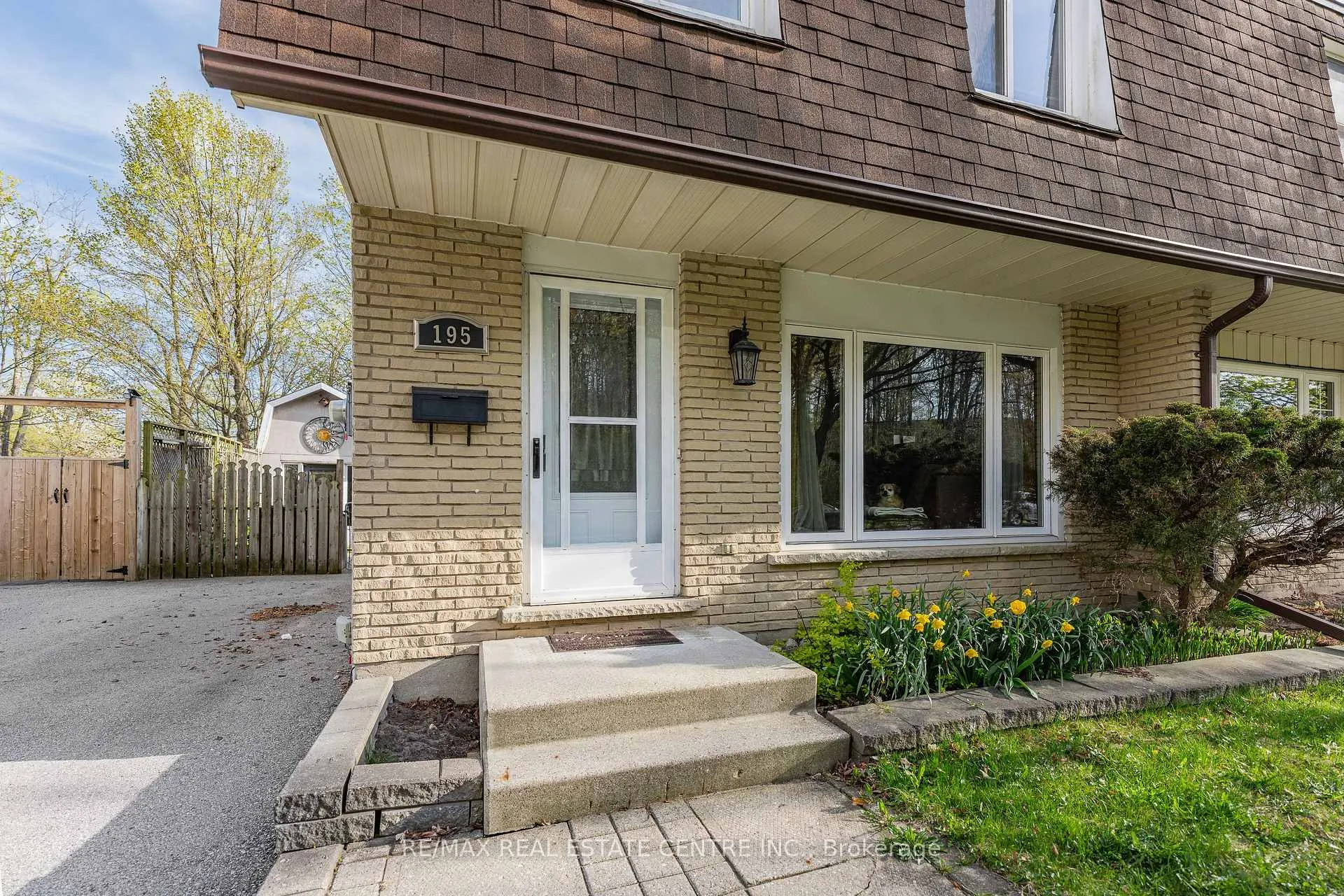 Photo 2 of 195 Old Carriage Drive, Kitchener — HOMEH