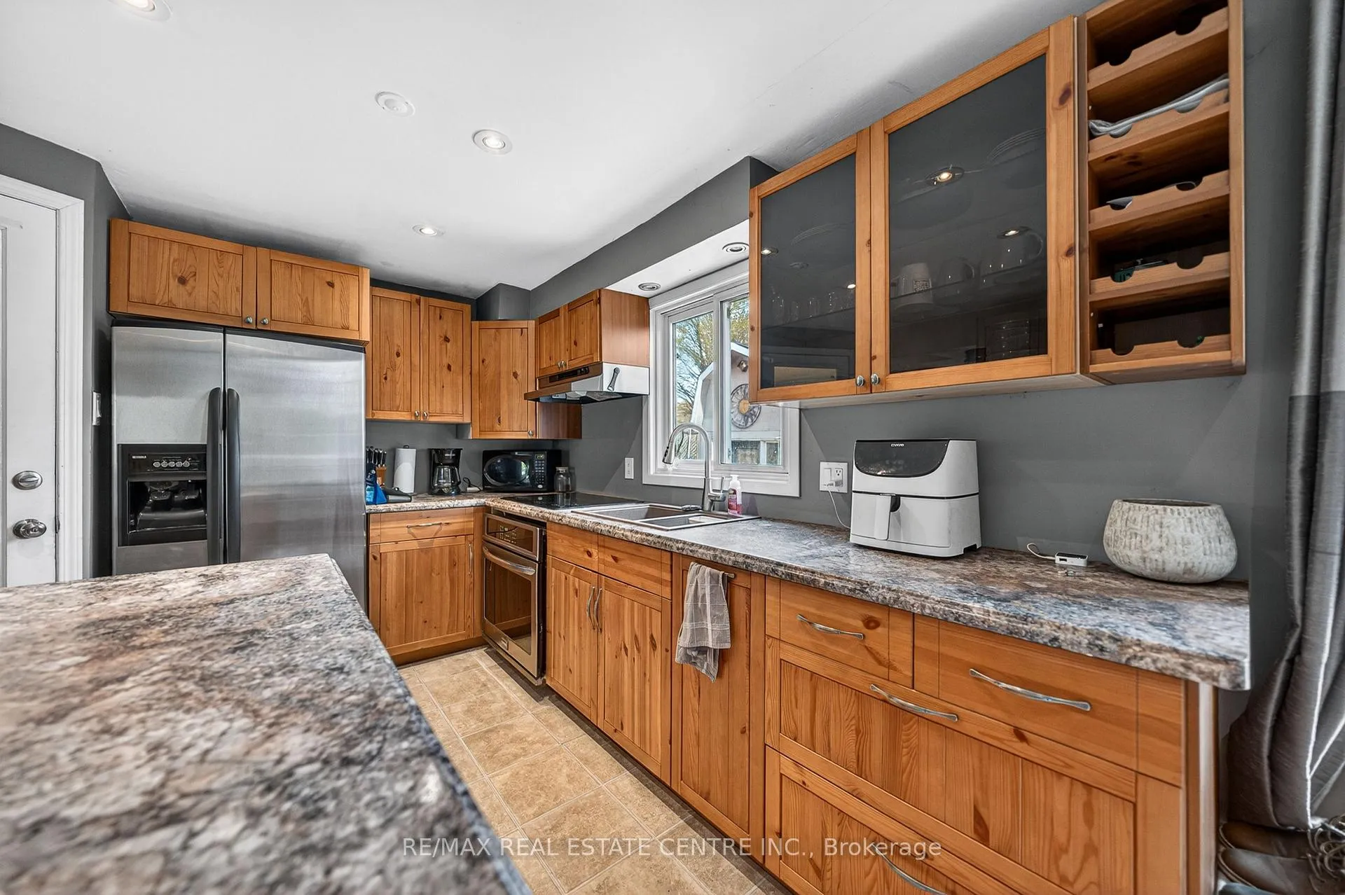 Photo 10 of 195 Old Carriage Drive, Kitchener — HOMEH