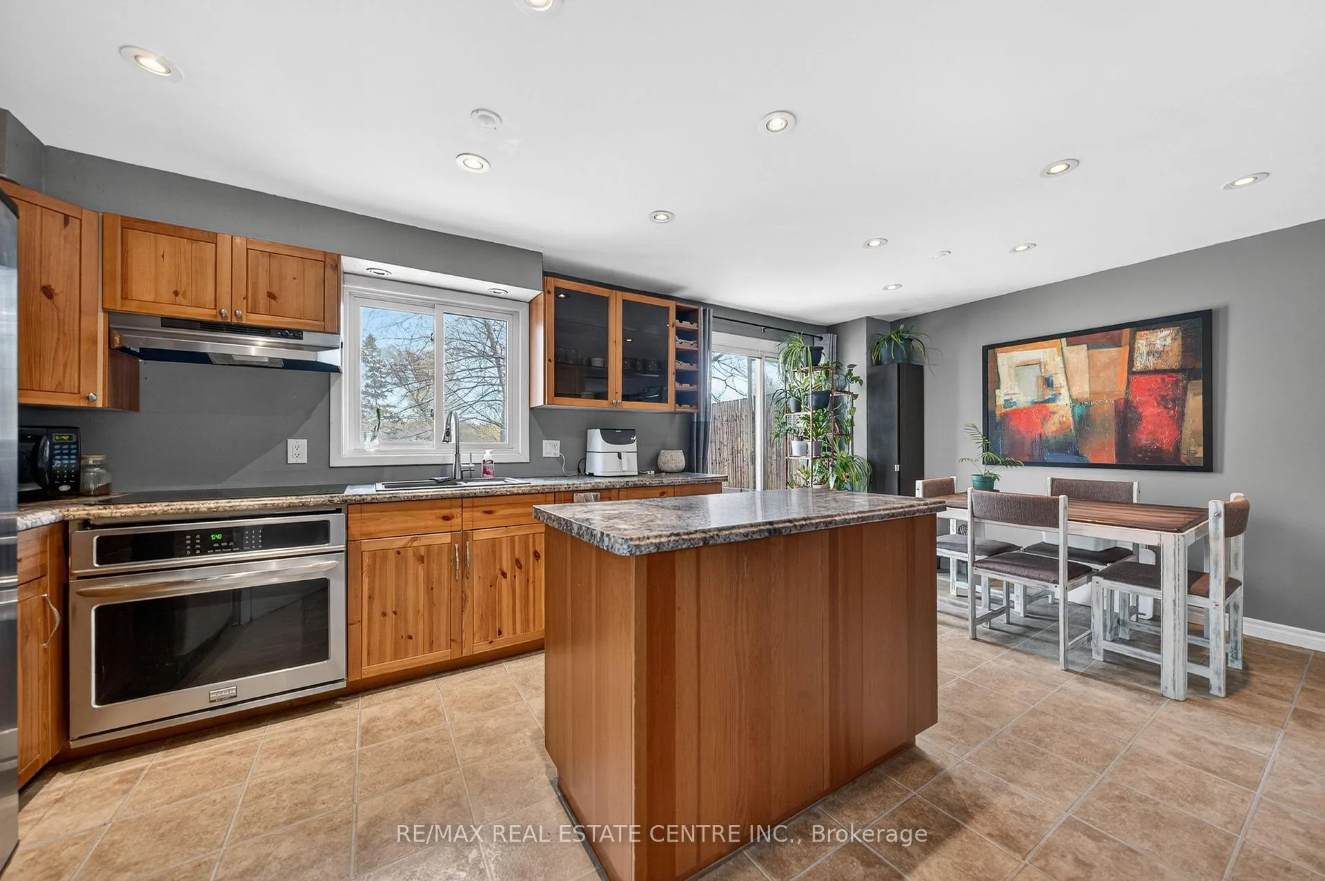 Photo 11 of 195 Old Carriage Drive, Kitchener — HOMEH