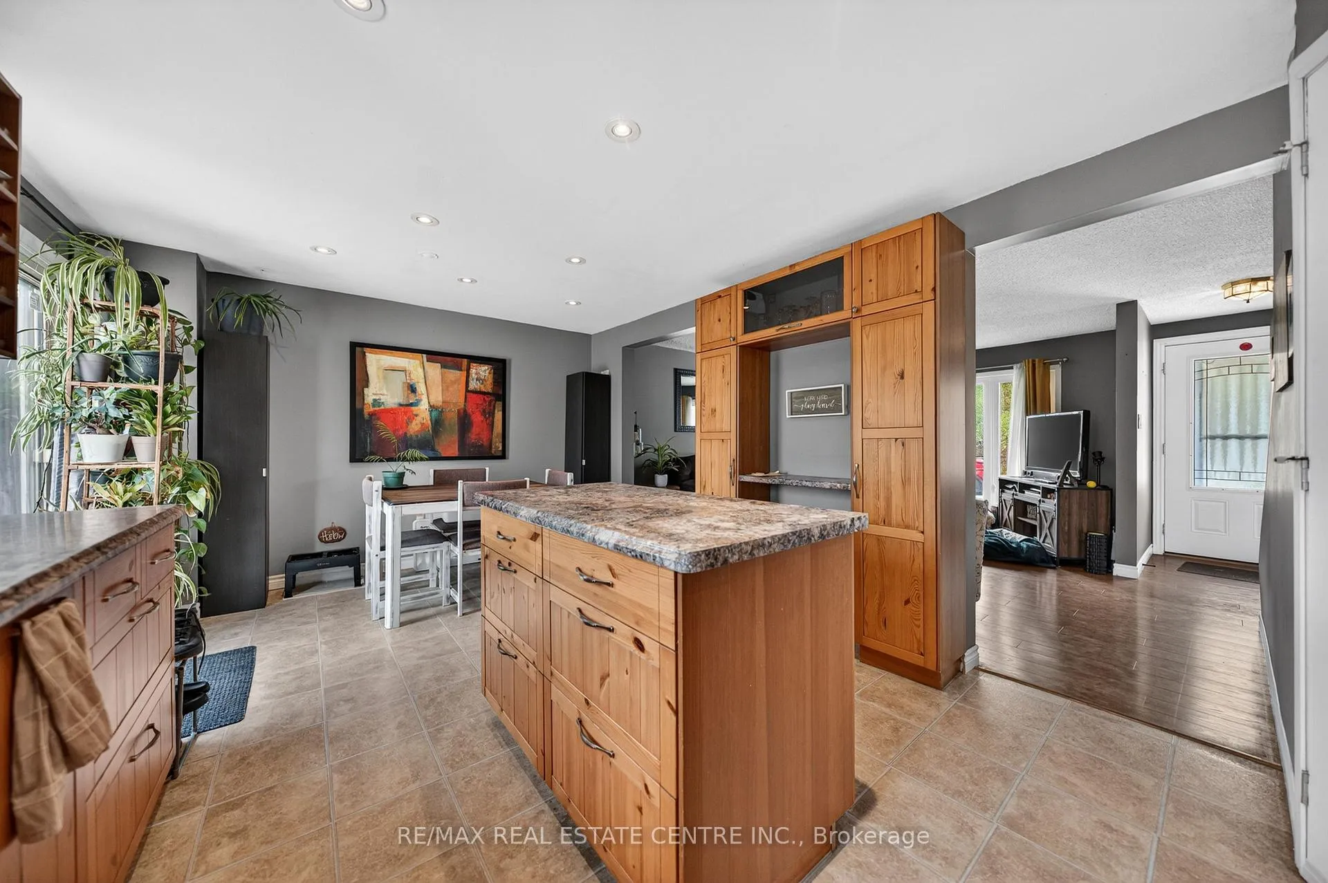 Photo 13 of 195 Old Carriage Drive, Kitchener — HOMEH