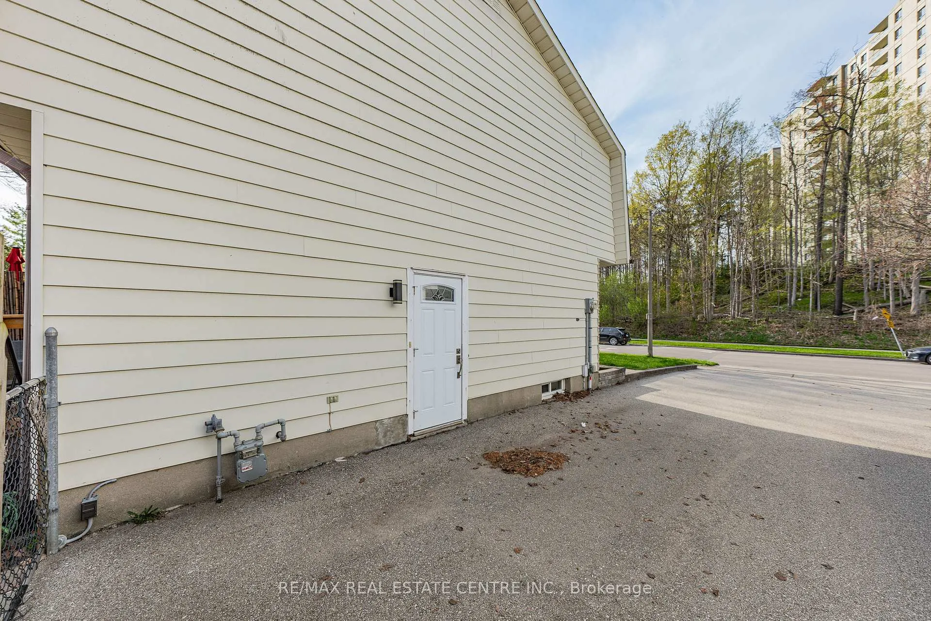 Photo 30 of 195 Old Carriage Drive, Kitchener — HOMEH
