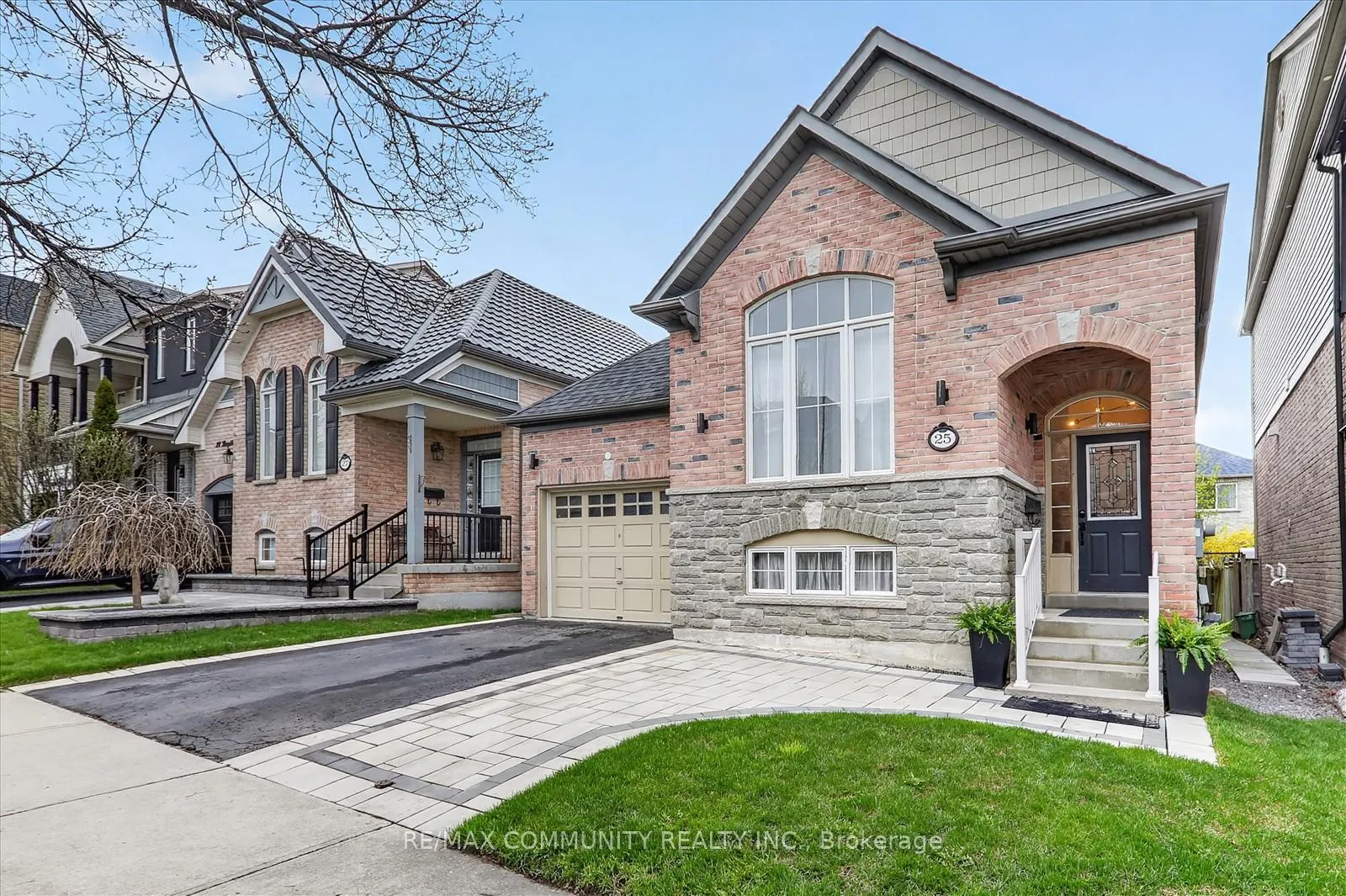 Photo 4 of 25 Loughlin Hill Crescent E, Ajax, Central East — HOMEH