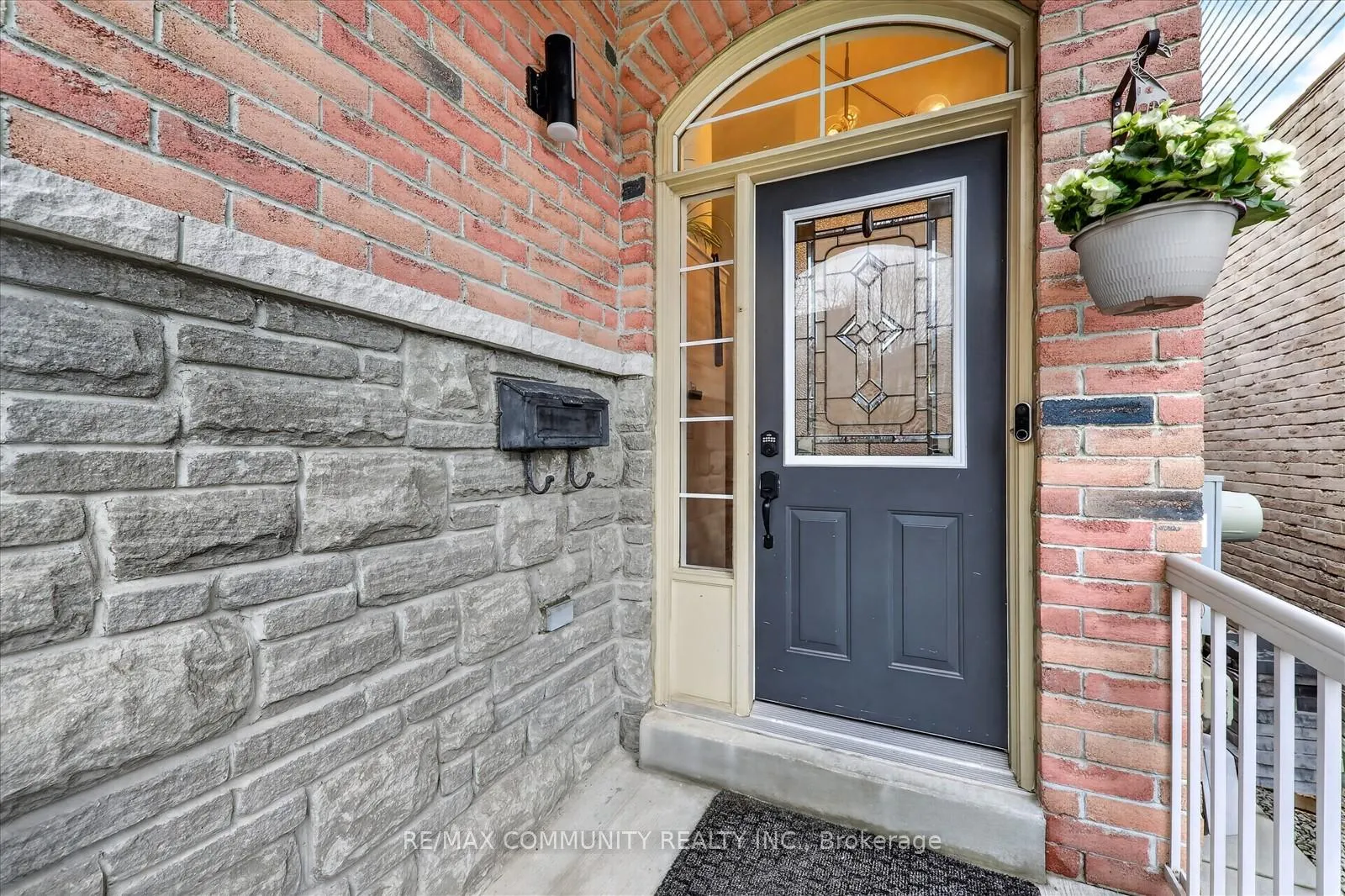 Photo 5 of 25 Loughlin Hill Crescent E, Ajax, Central East — HOMEH