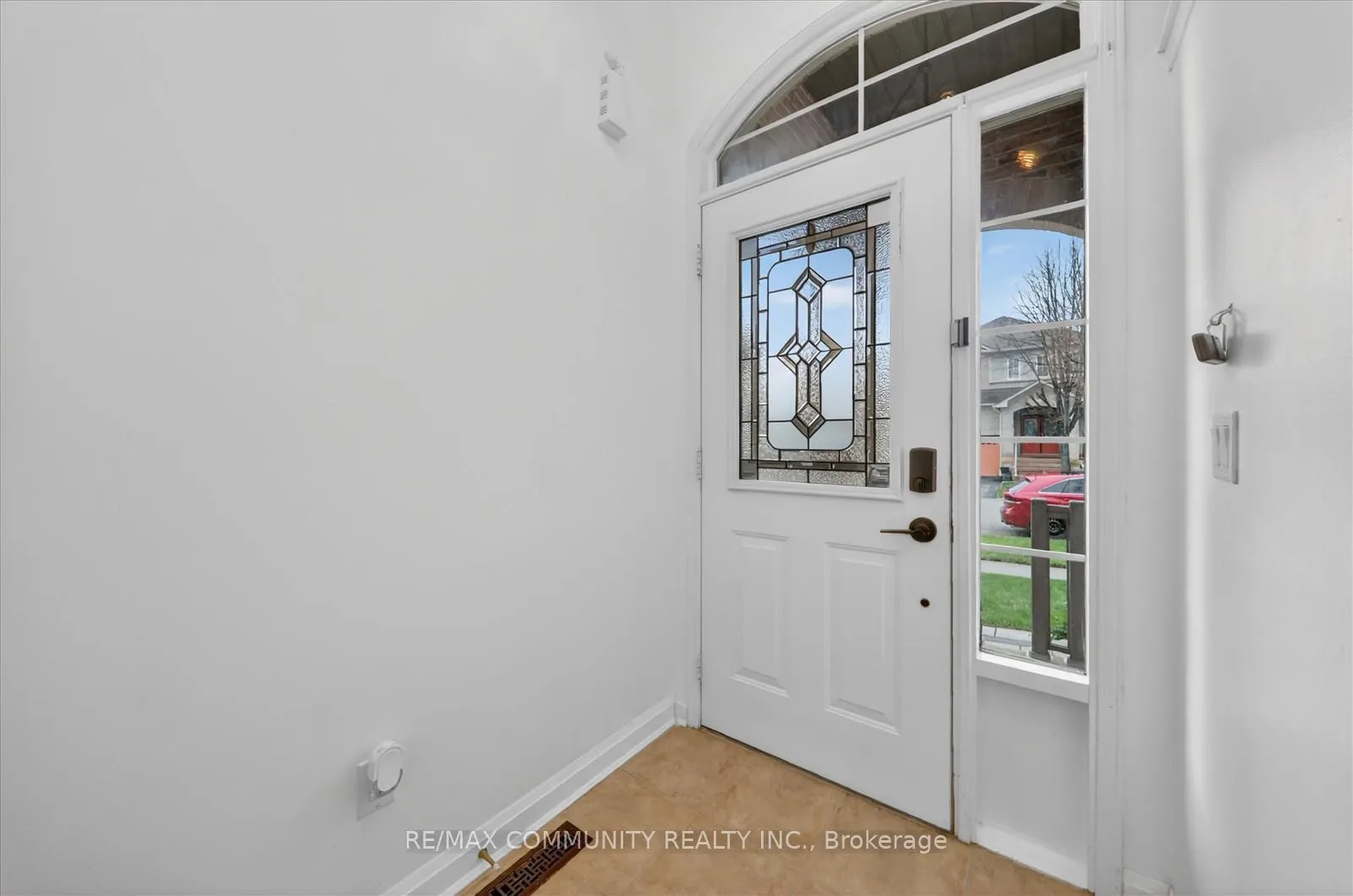 Photo 6 of 25 Loughlin Hill Crescent E, Ajax, Central East — HOMEH