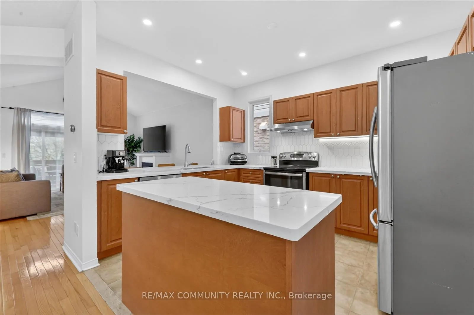 Photo 10 of 25 Loughlin Hill Crescent E, Ajax, Central East — HOMEH