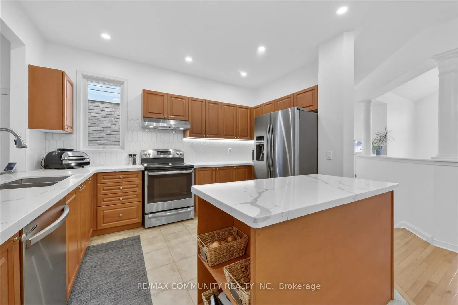 Photo 11 of 25 Loughlin Hill Crescent E, Ajax, Central East — HOMEH