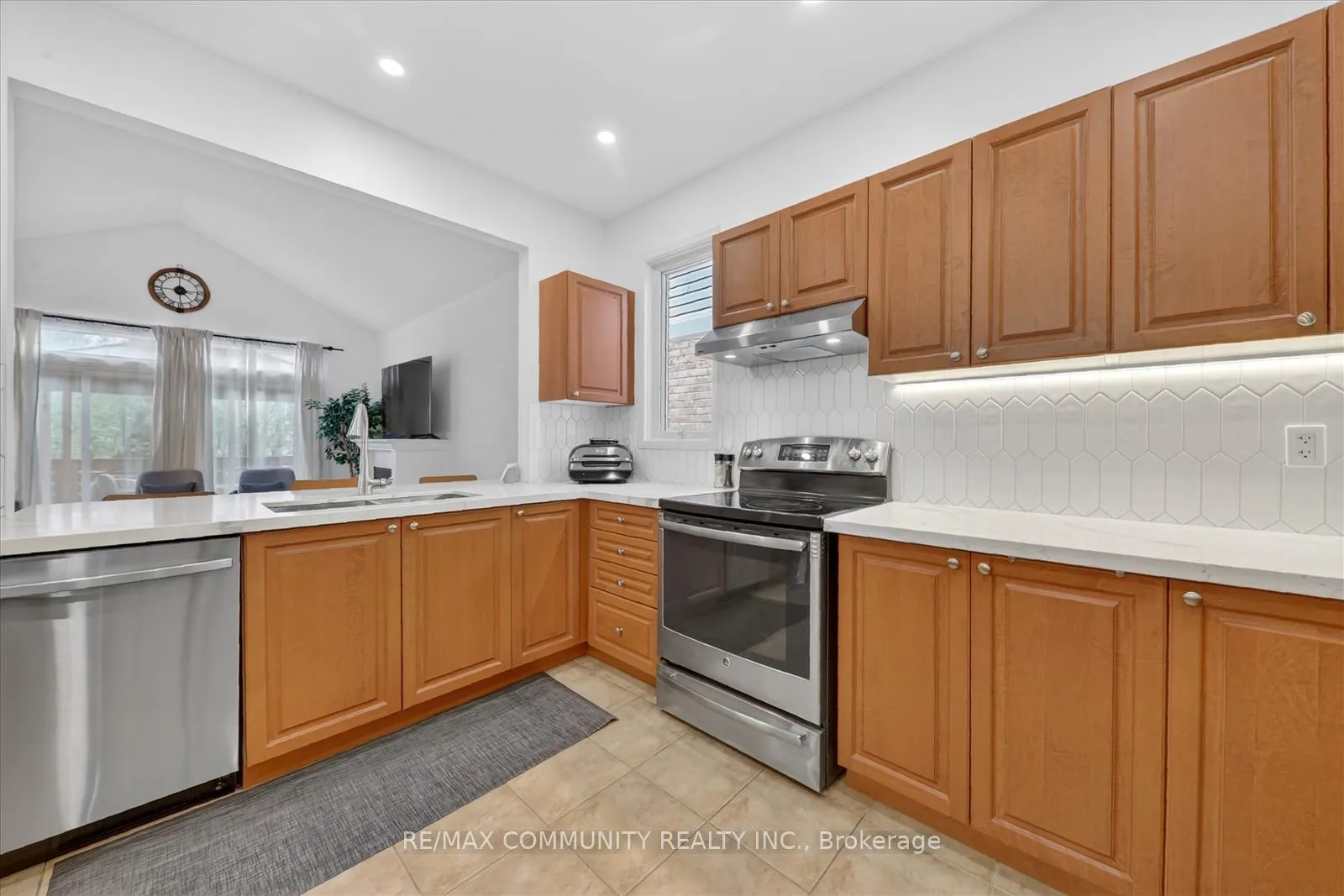 Photo 12 of 25 Loughlin Hill Crescent E, Ajax, Central East — HOMEH