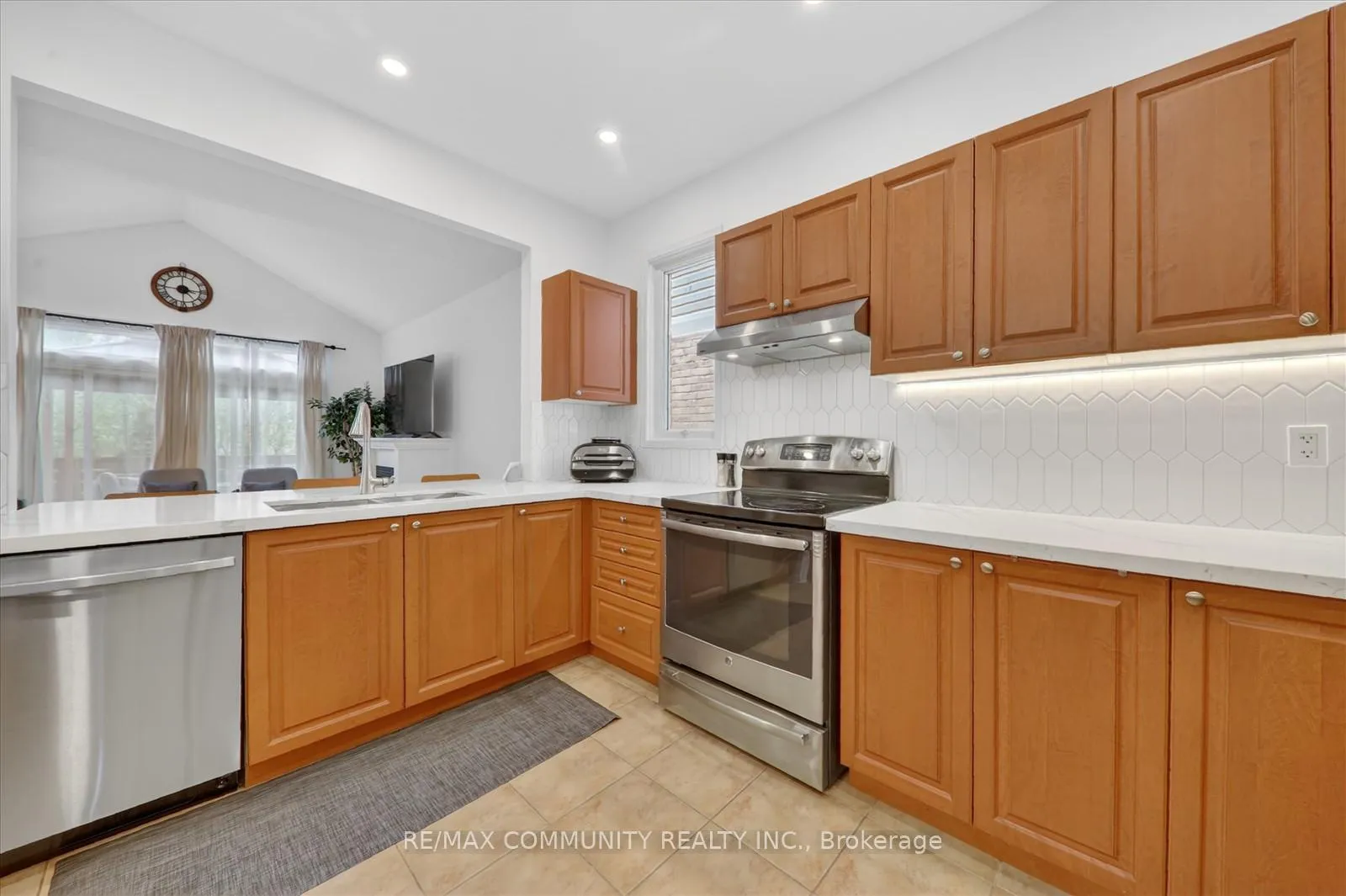 Photo 13 of 25 Loughlin Hill Crescent E, Ajax, Central East — HOMEH