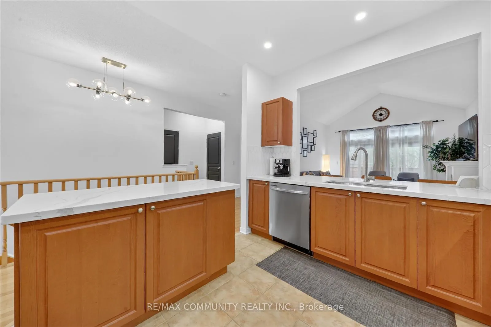Photo 14 of 25 Loughlin Hill Crescent E, Ajax, Central East — HOMEH