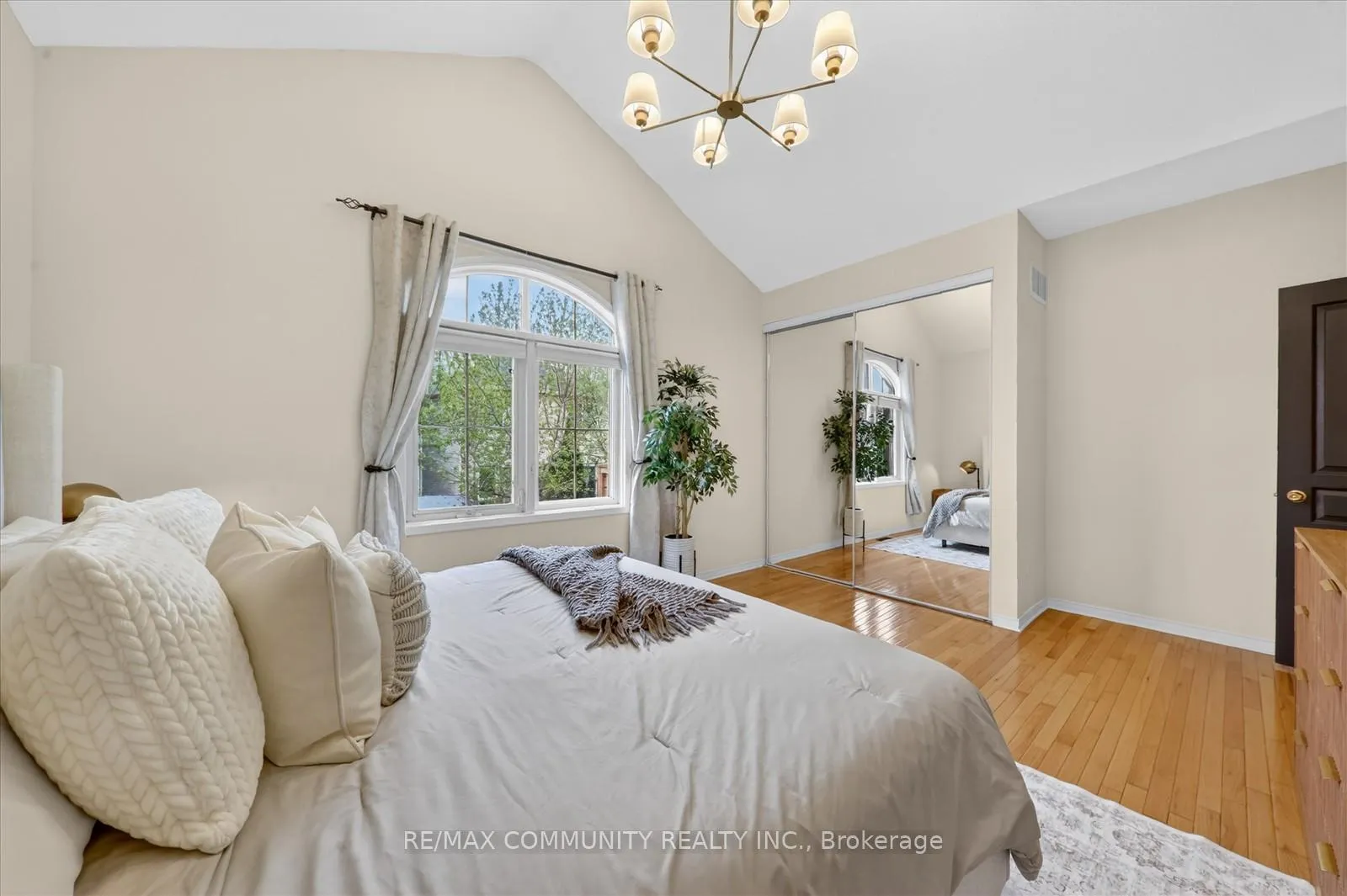 Photo 23 of 25 Loughlin Hill Crescent E, Ajax, Central East — HOMEH