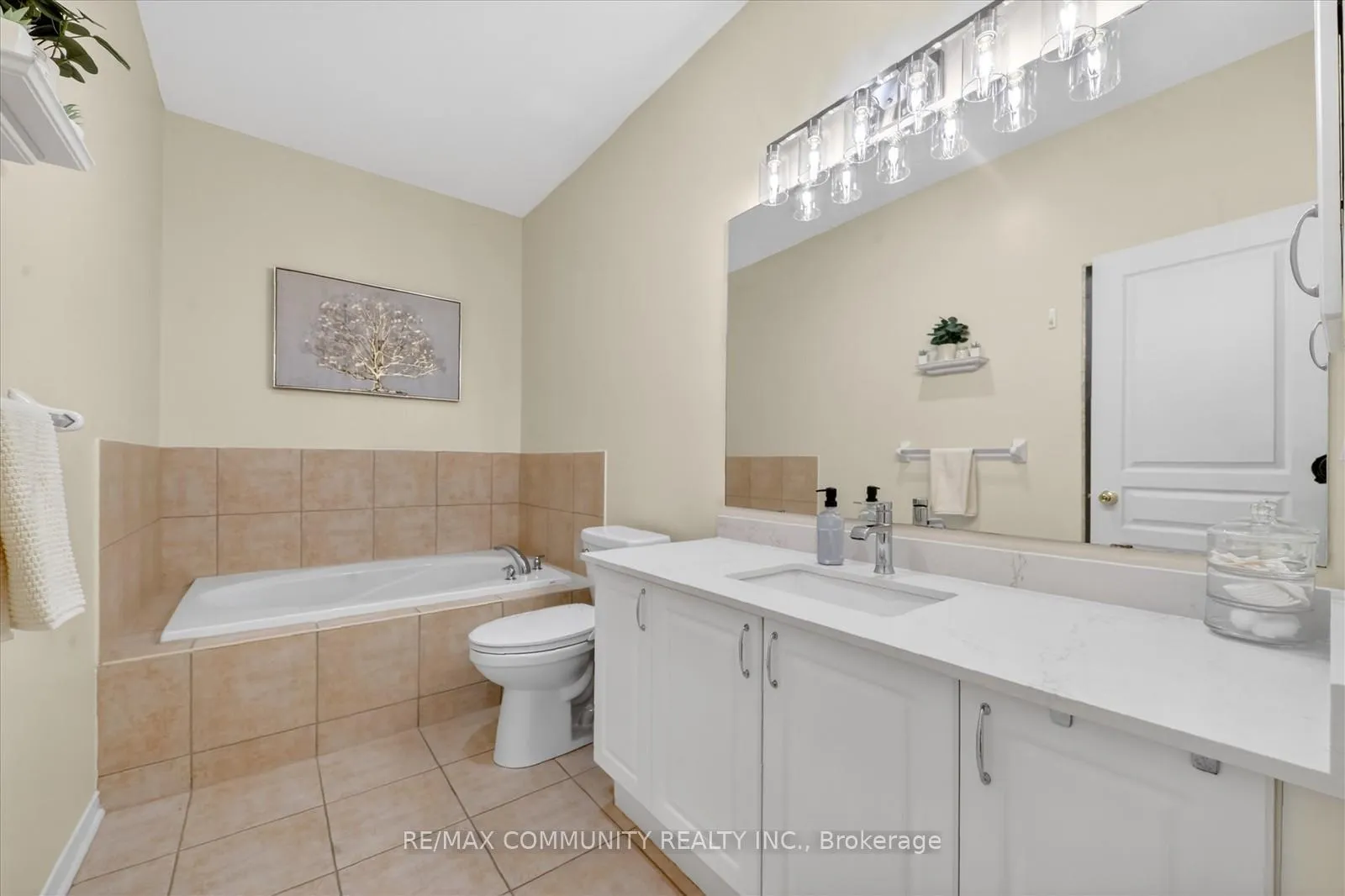 Photo 24 of 25 Loughlin Hill Crescent E, Ajax, Central East — HOMEH