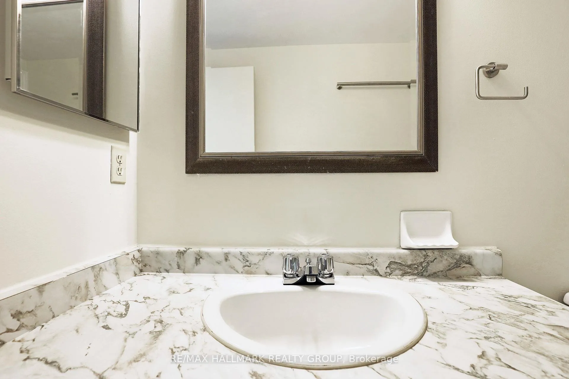 Photo 20 of 137 Renova Private, Ottawa, Riverview Park — HOMEH