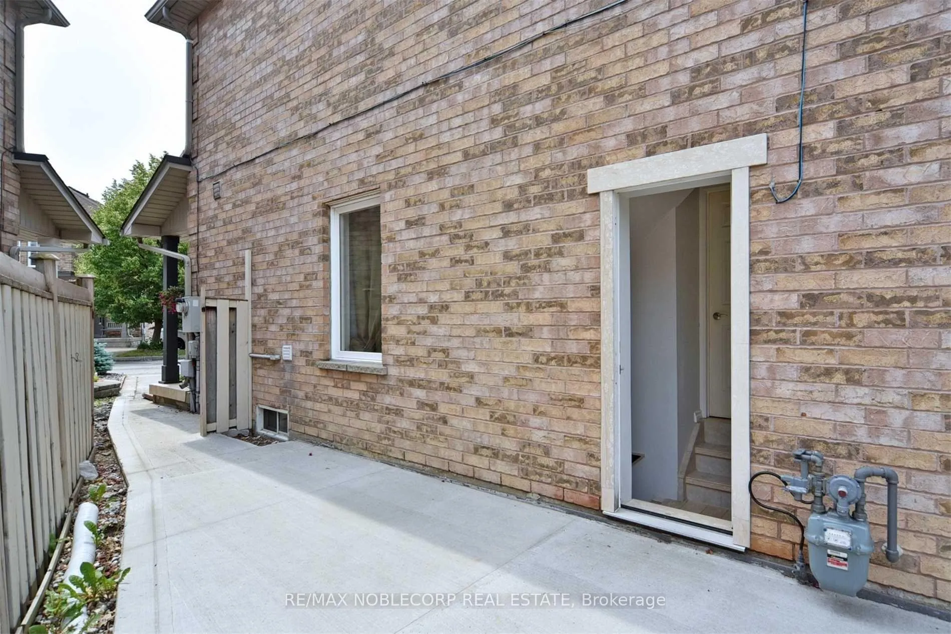Photo 2 of Unit Basement, 16-103 Foxchase Avenue, Vaughan, East Woodbridge — HOMEH