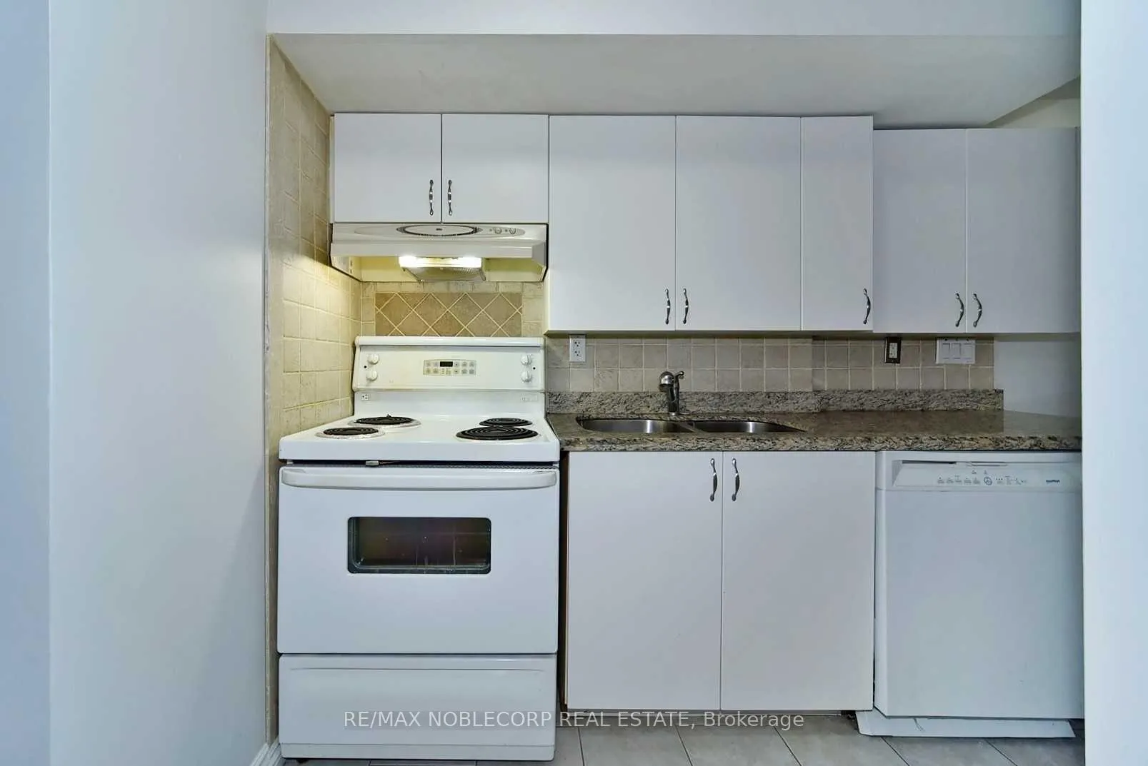 Photo 4 of Unit Basement, 16-103 Foxchase Avenue, Vaughan, East Woodbridge — HOMEH