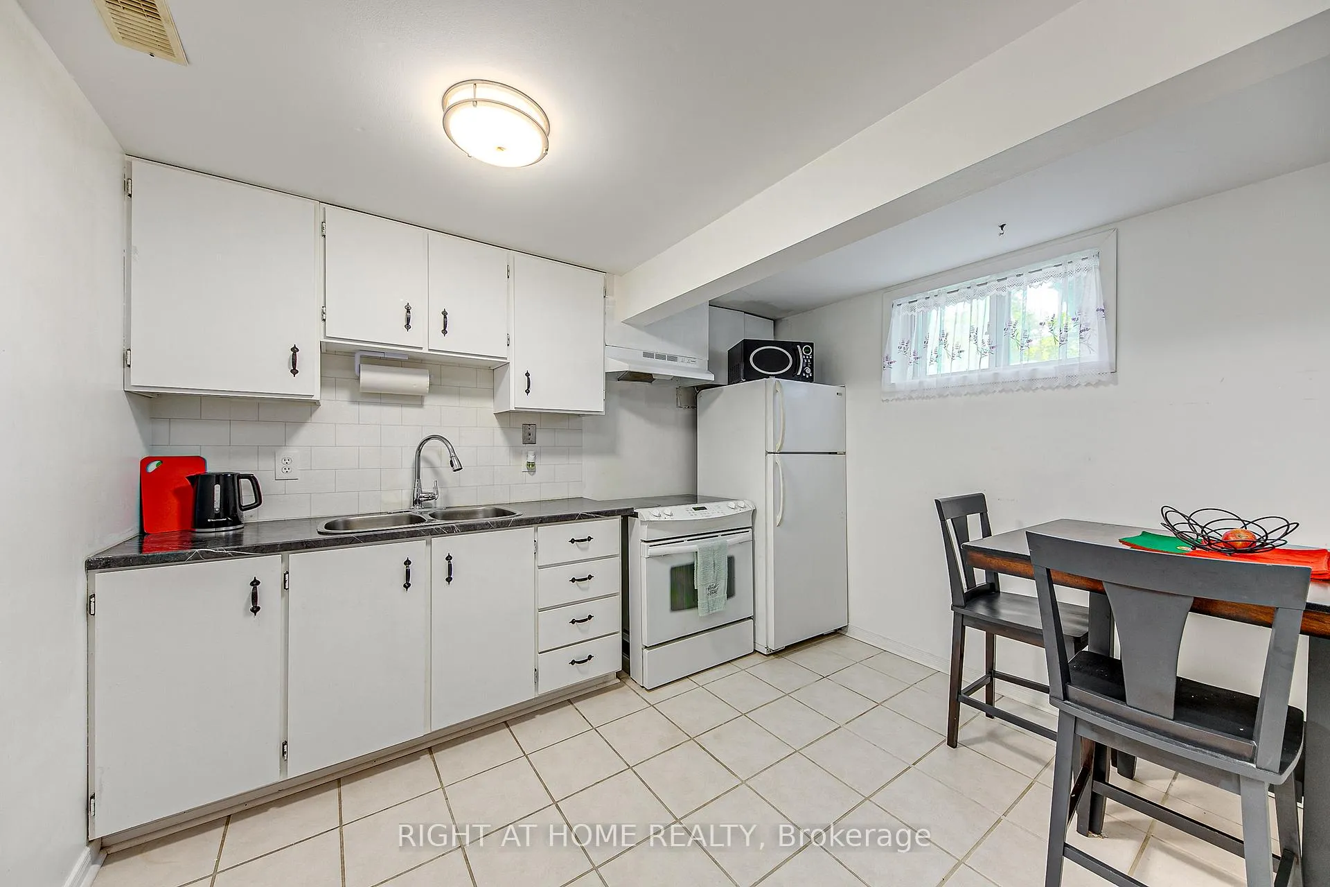 Photo 8 of Unit Basement, 148 Riverglen Drive, Georgina, Keswick South — HOMEH