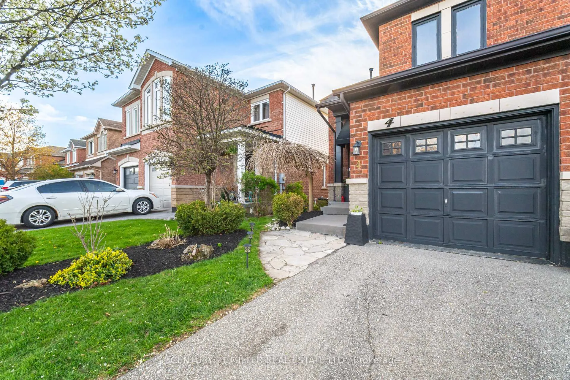 Photo 5 of 4 Kildonan Cres, Hamilton, Waterdown — HOMEH