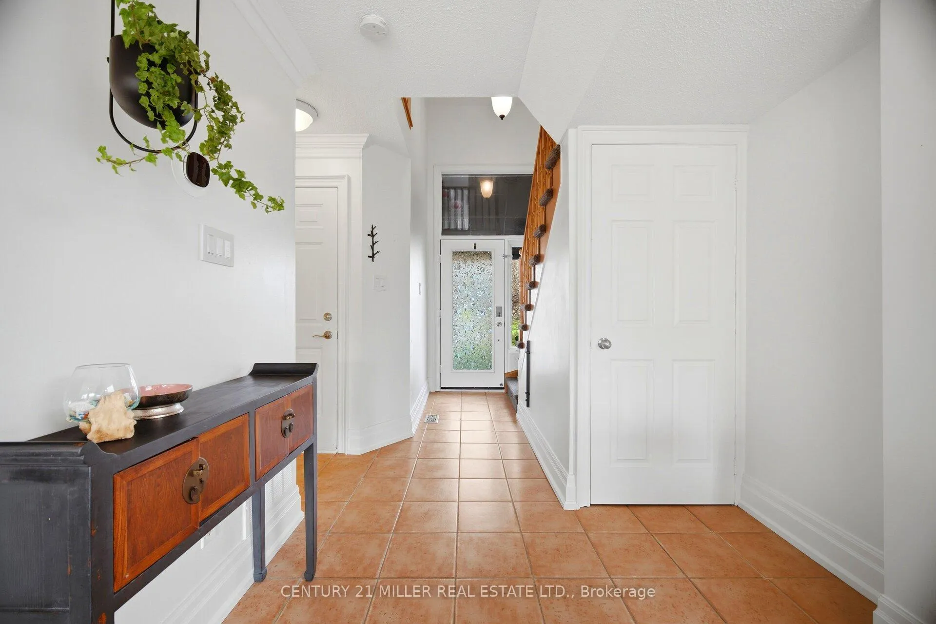 Photo 7 of 4 Kildonan Cres, Hamilton, Waterdown — HOMEH