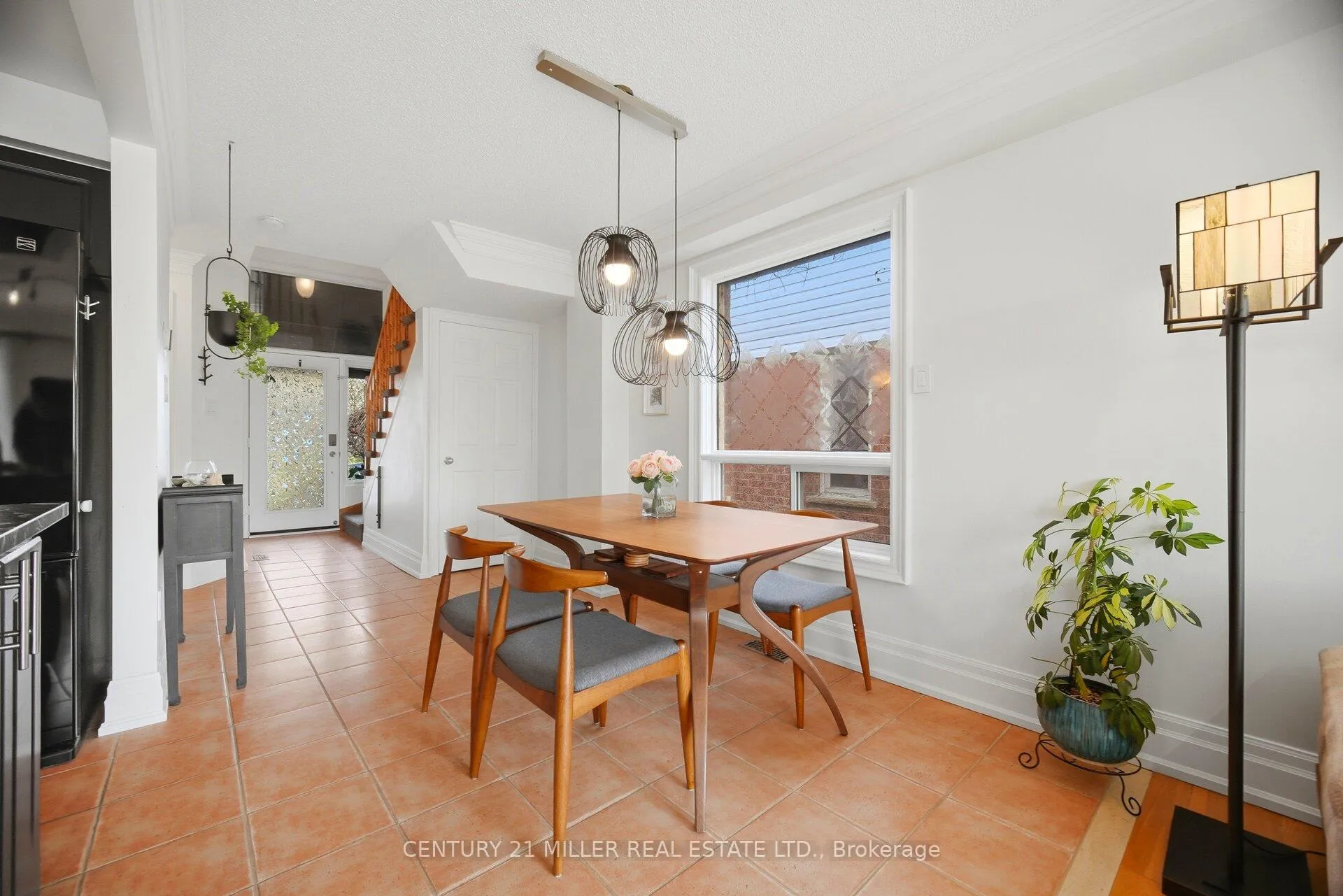 Photo 8 of 4 Kildonan Cres, Hamilton, Waterdown — HOMEH