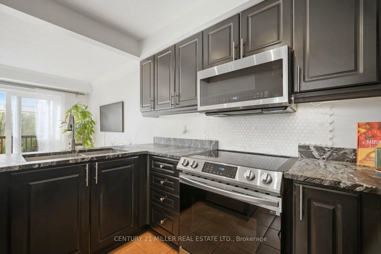 Photo 11 of 4 Kildonan Cres, Hamilton, Waterdown — HOMEH