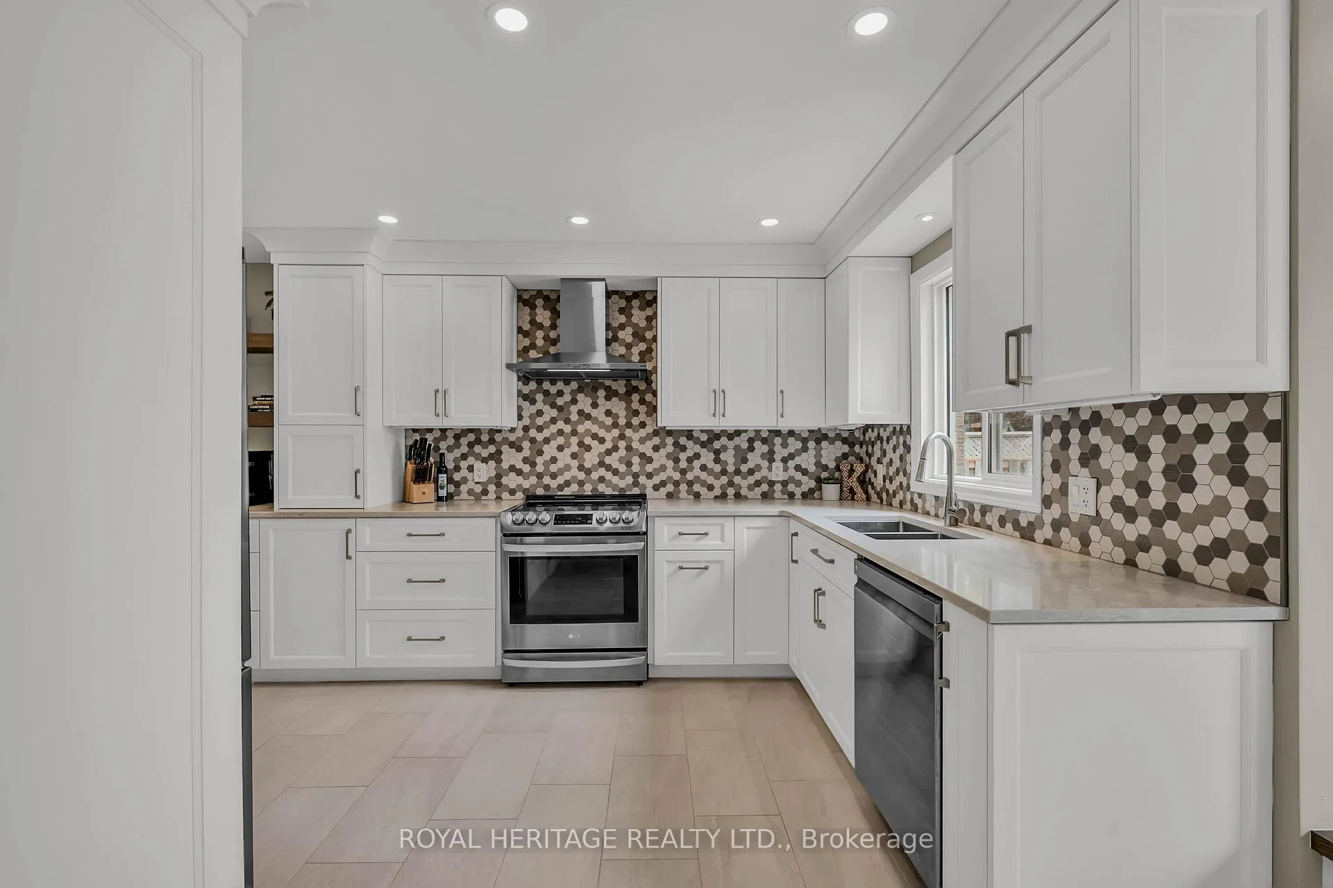 Photo 14 of 65 Ireland Street, Clarington, Bowmanville — HOMEH