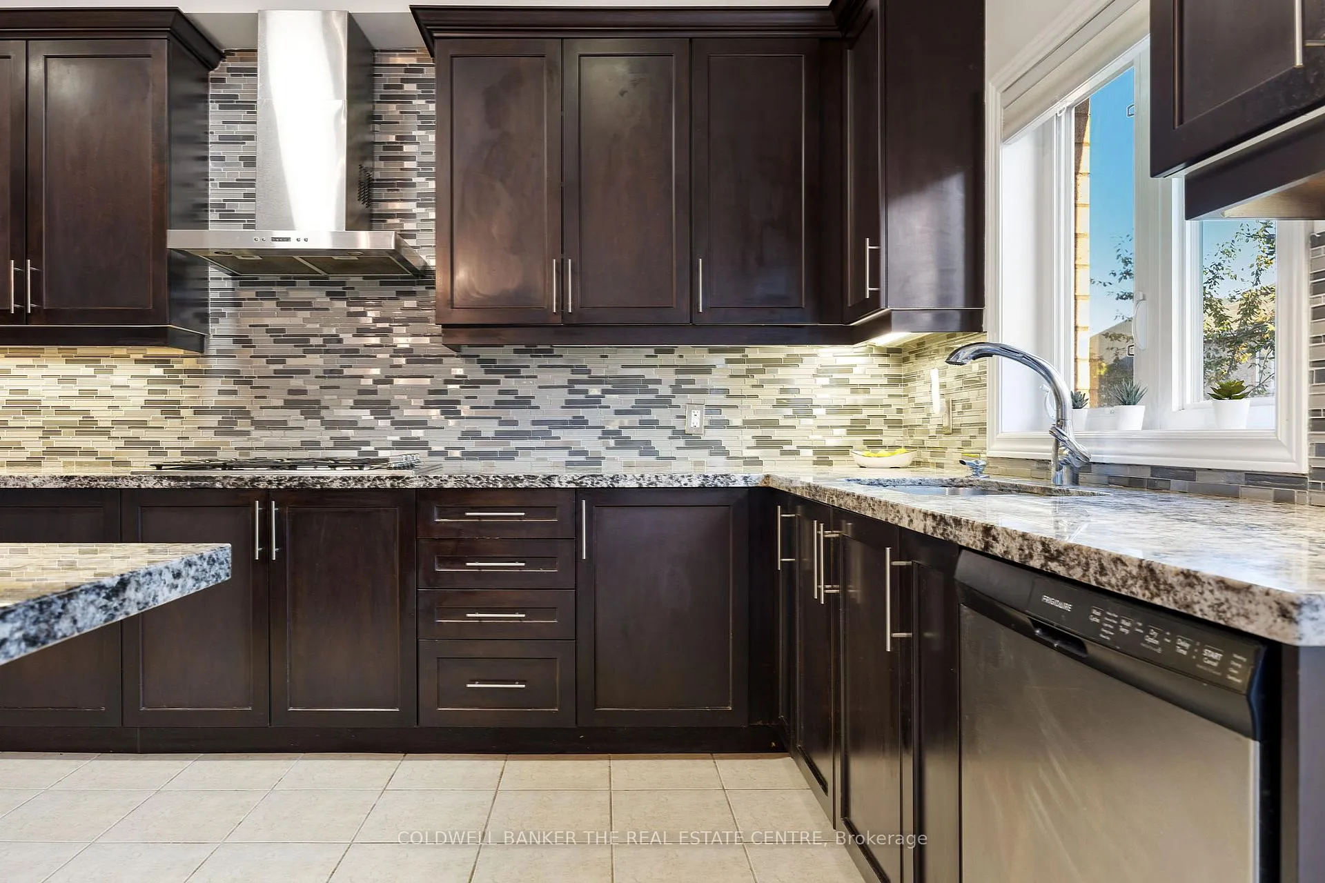 Photo 10 of 27 Barletta Drive, Vaughan, Patterson — HOMEH