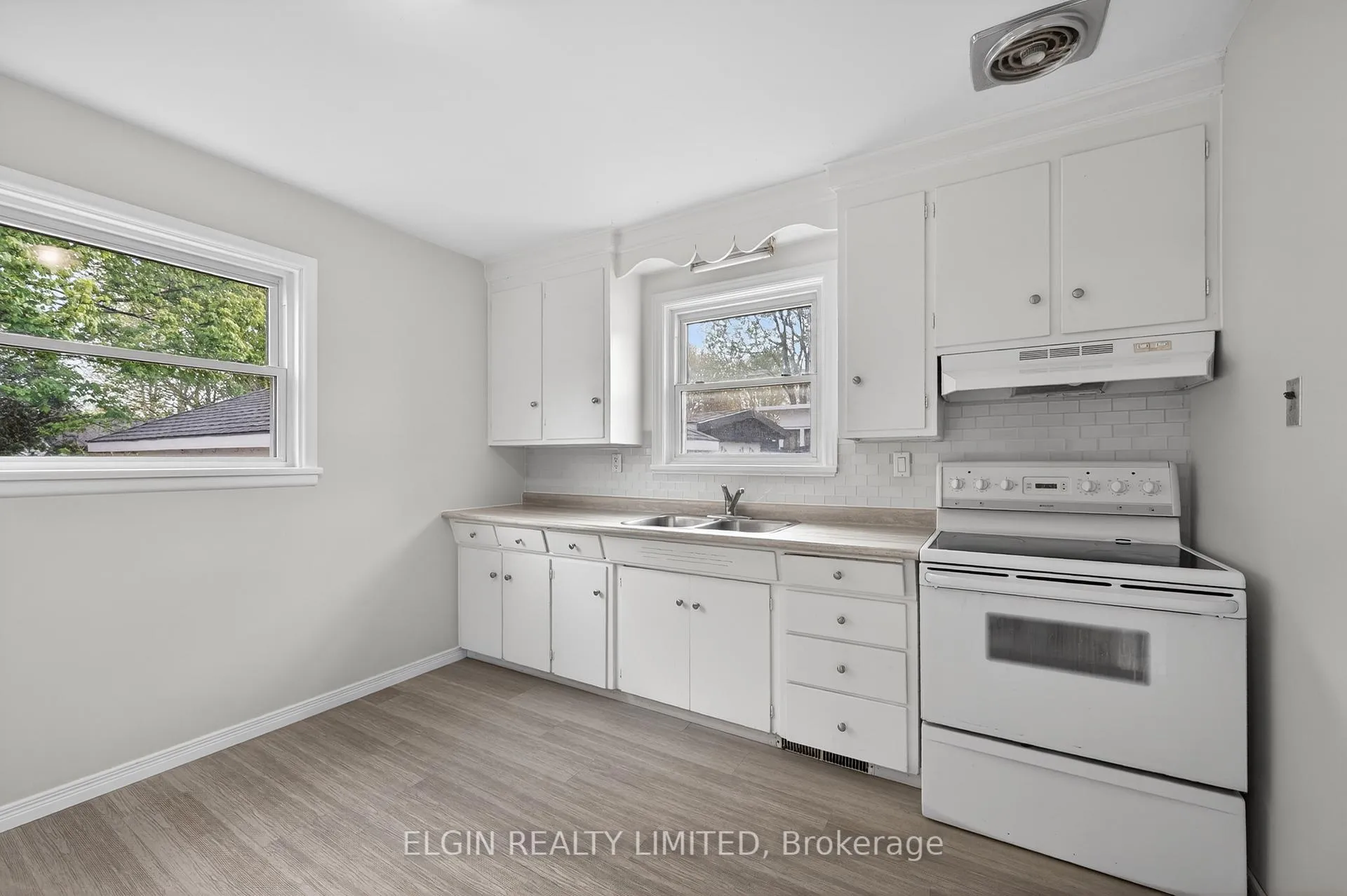 Photo 3 of 250 Forest Avenue, St. Thomas — HOMEH
