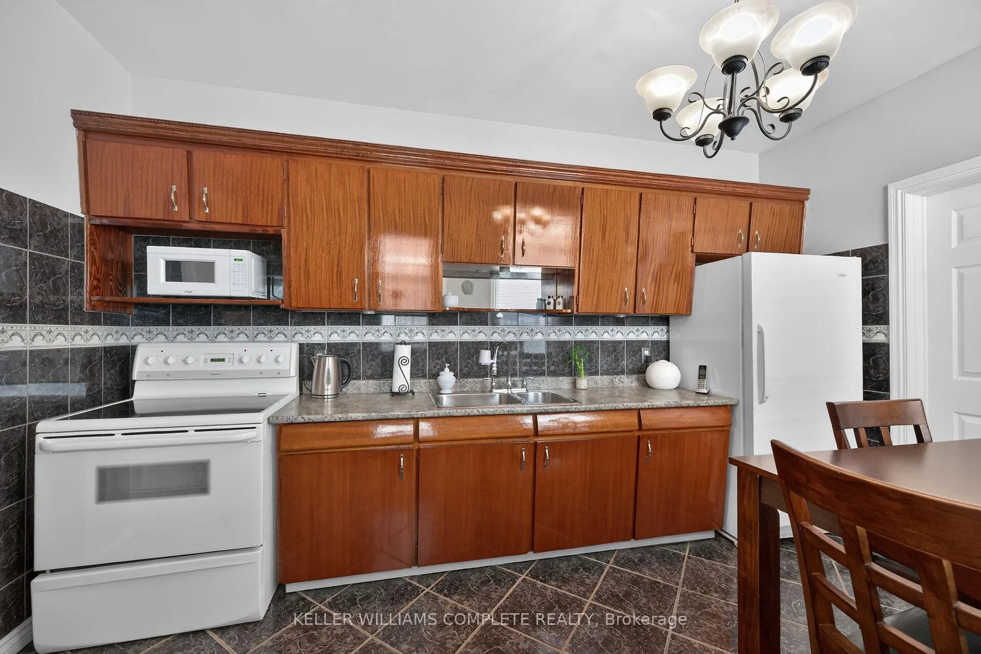 Photo 9 of 142 Ray Street N, Hamilton, Strathcona — HOMEH
