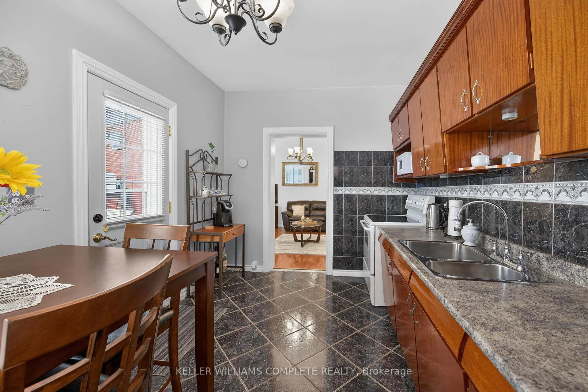 Photo 10 of 142 Ray Street N, Hamilton, Strathcona — HOMEH