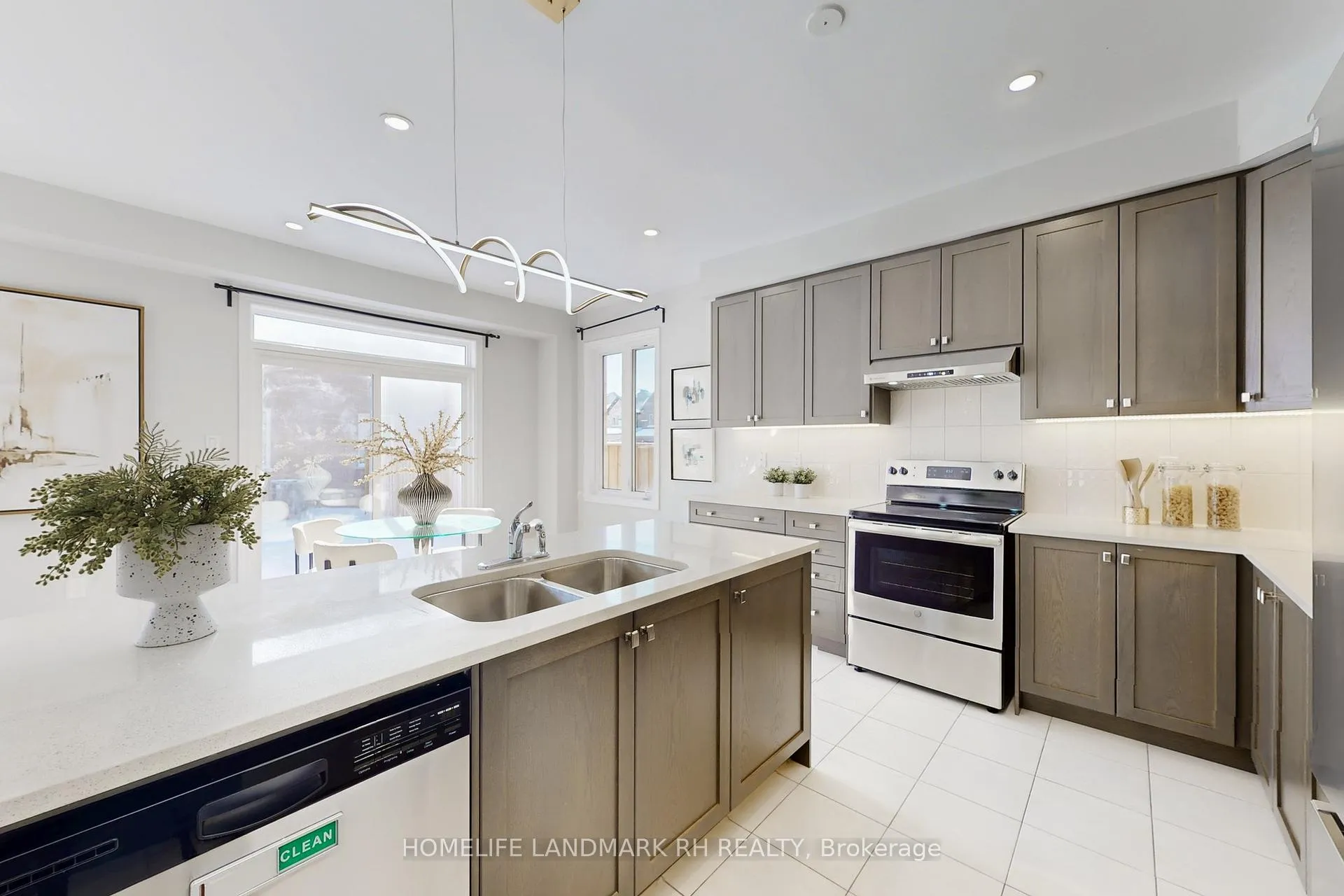 Photo 12 of 207 Ronald Hooper Avenue, Clarington, Bowmanville — HOMEH
