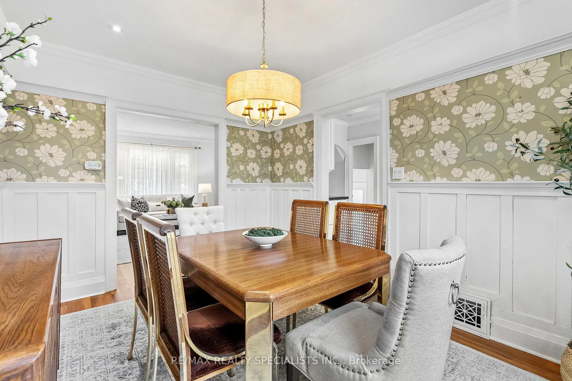 Photo 13 of 18 Dartmouth Crescent, Etobicoke, Mimico — HOMEH