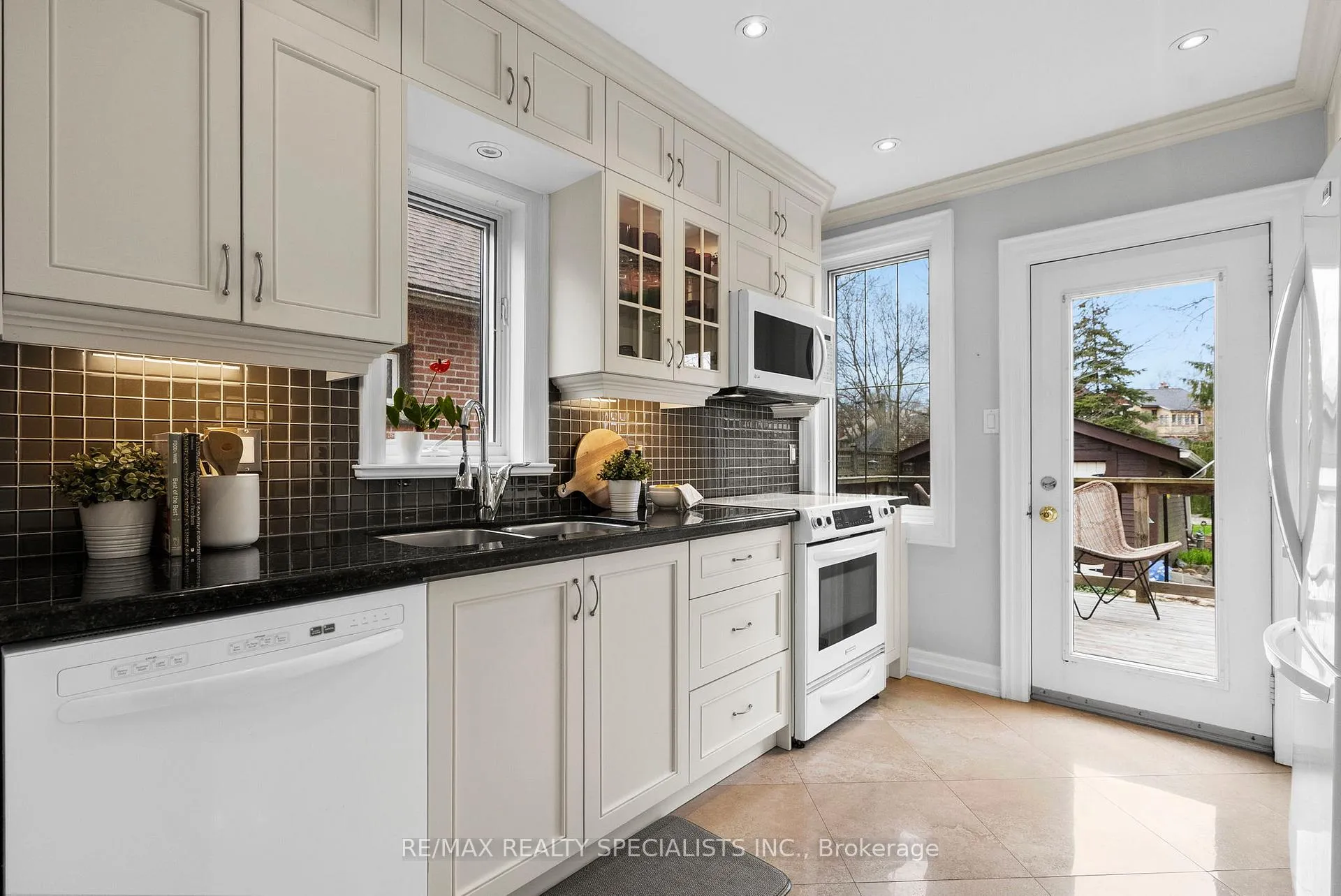 Photo 16 of 18 Dartmouth Crescent, Etobicoke, Mimico — HOMEH