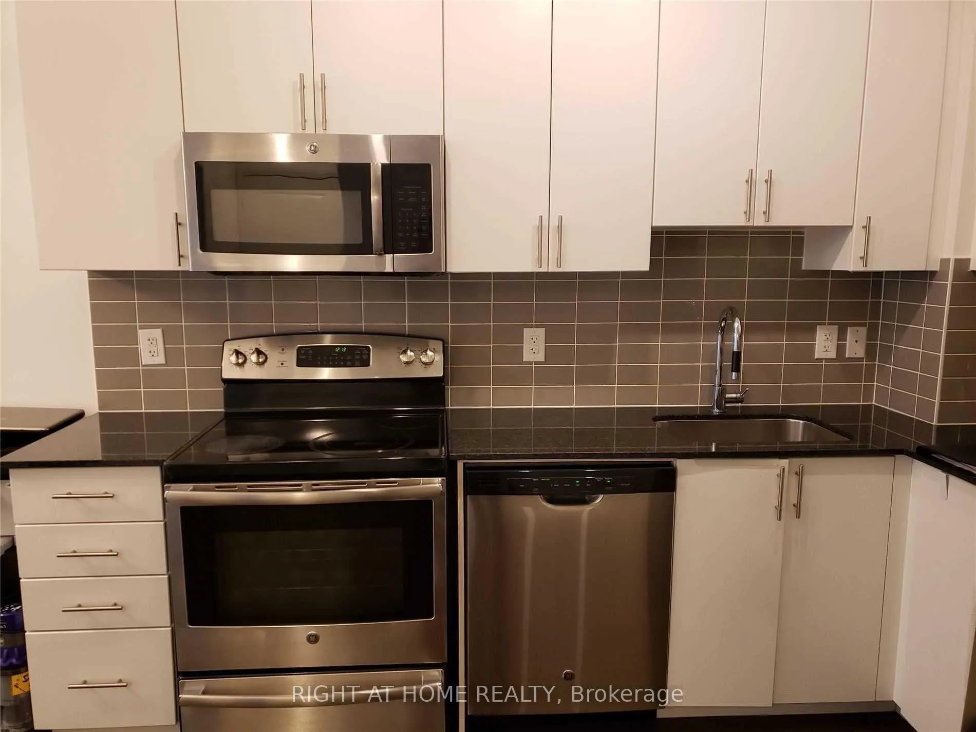 Photo 6 of Unit 631, 7165 Yonge Street E, Markham, Thornhill — HOMEH