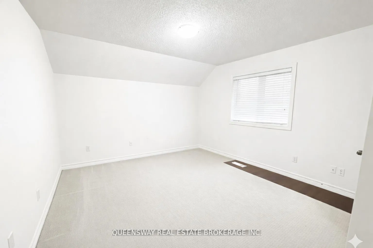 Photo 3 of 1-271 Ryerson Crescent, Oshawa, Samac — HOMEH