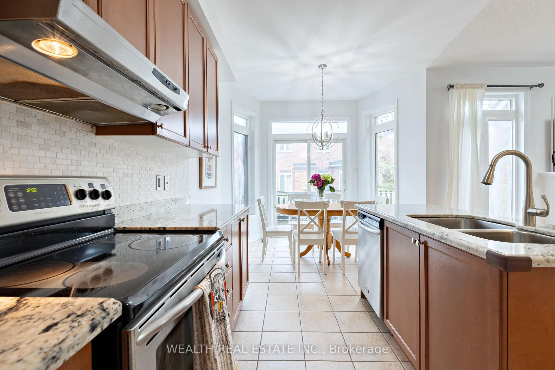 Photo 12 of 65 Burgundy Trail, Vaughan, Patterson — HOMEH