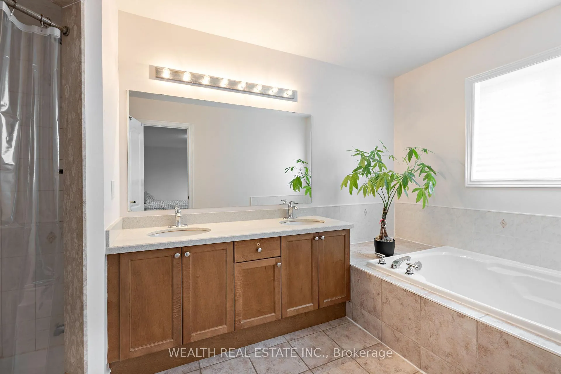 Photo 19 of 65 Burgundy Trail, Vaughan, Patterson — HOMEH
