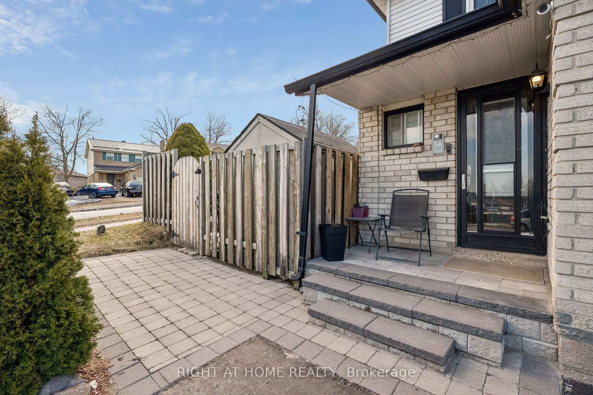 Photo 4 of 56 Hemingway Crescent, Barrie, Letitia Heights — HOMEH