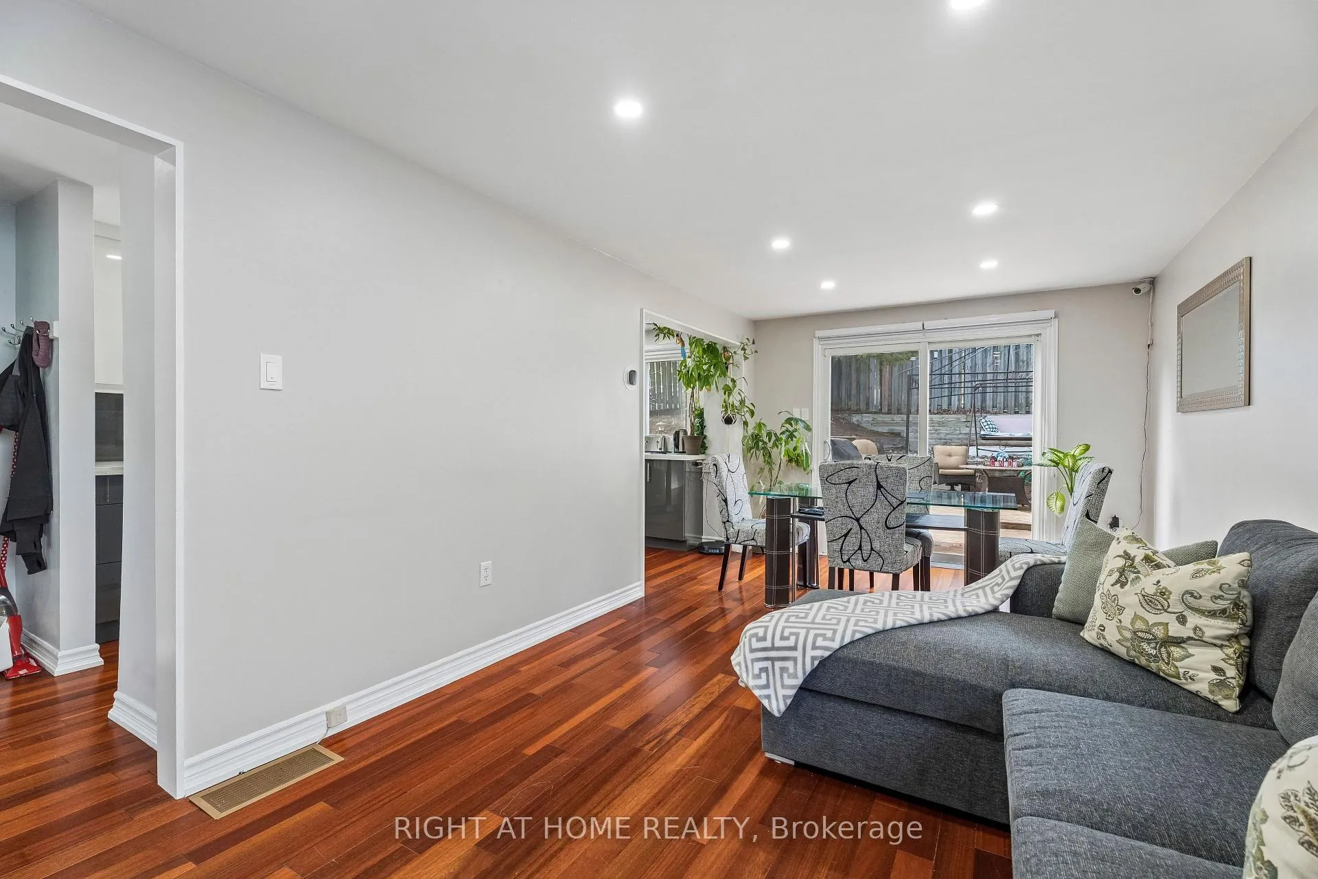 Photo 10 of 56 Hemingway Crescent, Barrie, Letitia Heights — HOMEH
