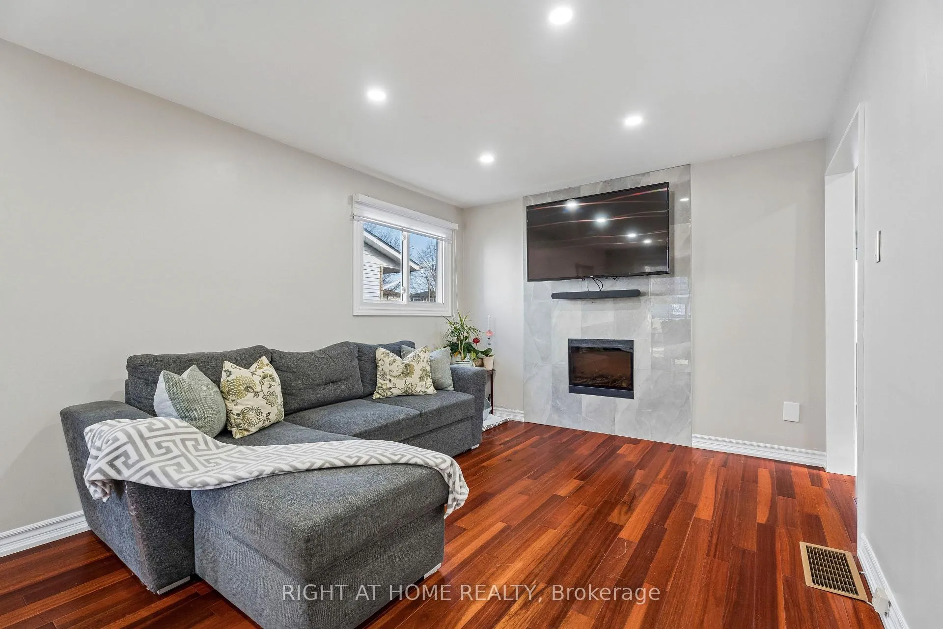 Photo 11 of 56 Hemingway Crescent, Barrie, Letitia Heights — HOMEH