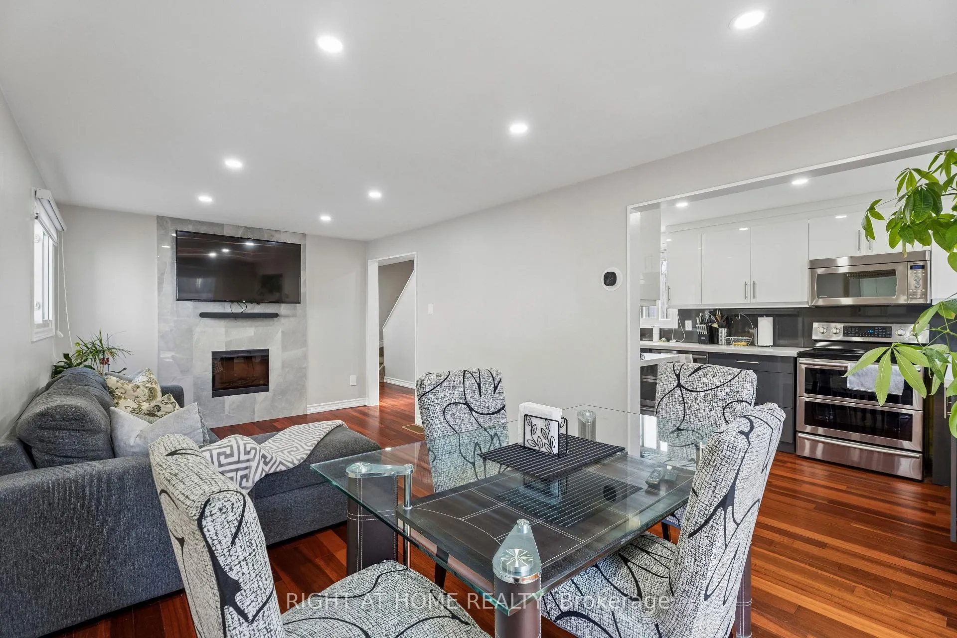 Photo 13 of 56 Hemingway Crescent, Barrie, Letitia Heights — HOMEH